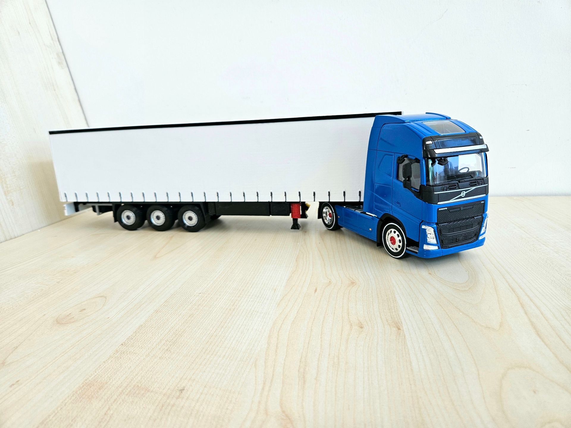 1/32 WELLY MAVİ VOLVO FH4 TENTE DORSELİ TIR MAKETİ