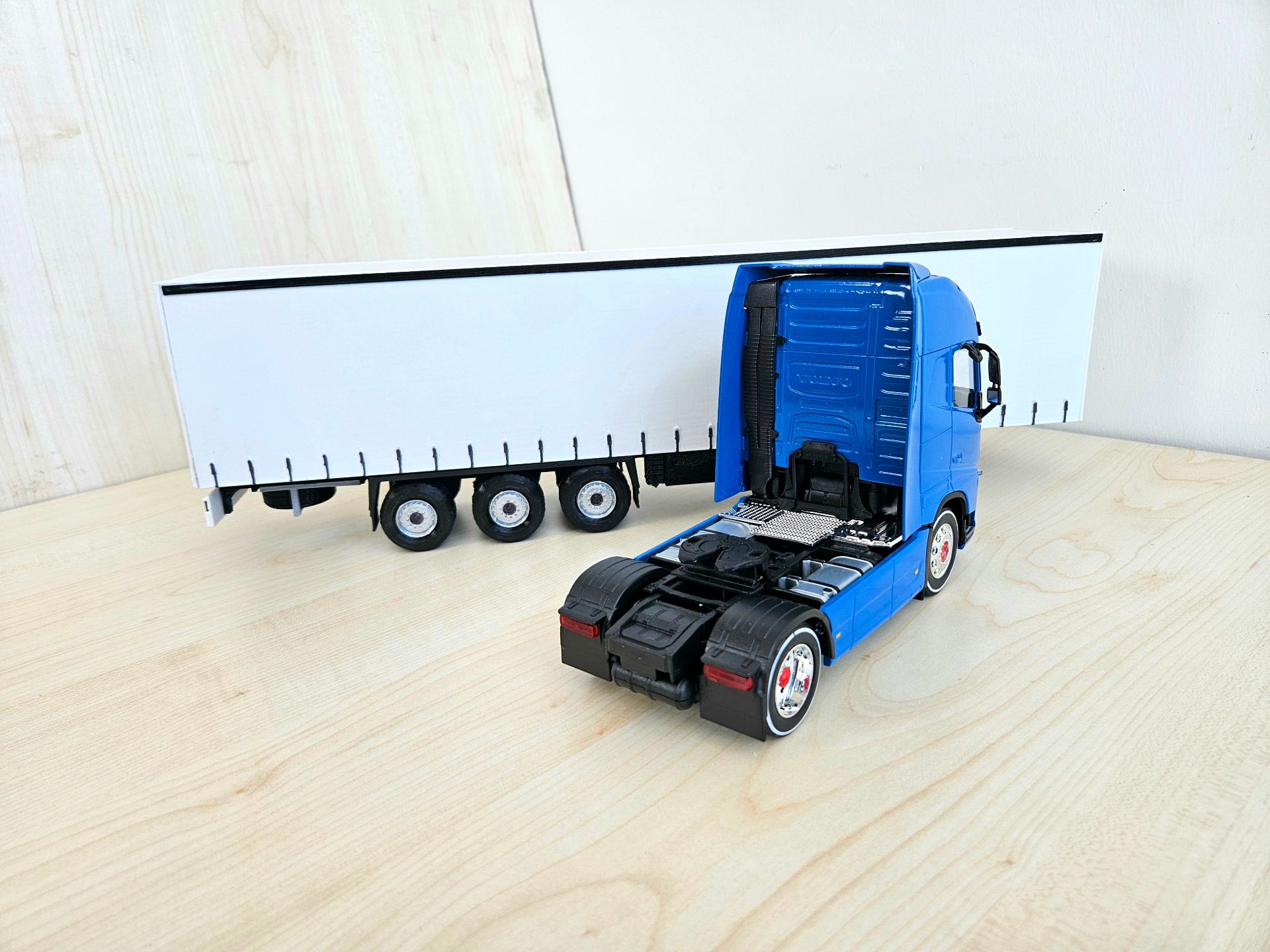1/32 WELLY MAVİ VOLVO FH4 TENTE DORSELİ TIR MAKETİ