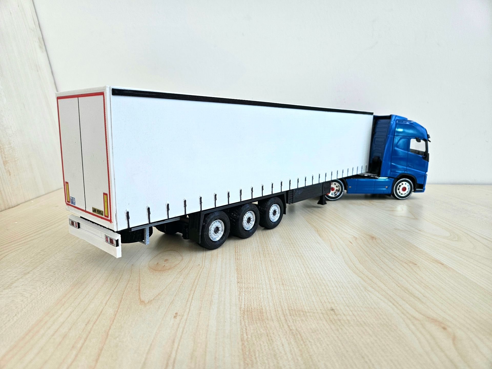 1/32 WELLY MAVİ VOLVO FH4 TENTE DORSELİ TIR MAKETİ