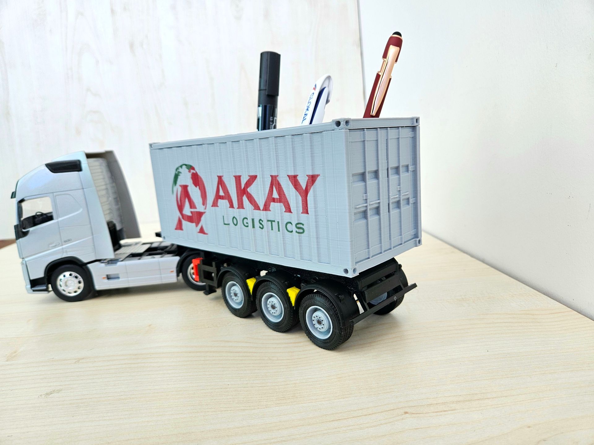 1/32 WELLY GRİ VOLVO FH4 KALEMLİKLİ KONTEYNER DORSELİ TIR MAKETİ