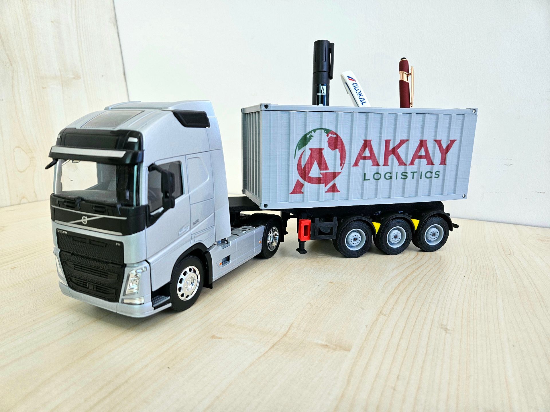 1/32 WELLY GRİ VOLVO FH4 KALEMLİKLİ KONTEYNER DORSELİ TIR MAKETİ