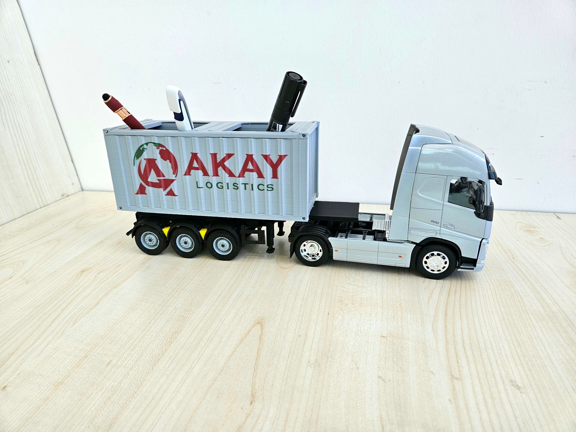 1/32 WELLY GRİ VOLVO FH4 KALEMLİKLİ KONTEYNER DORSELİ TIR MAKETİ