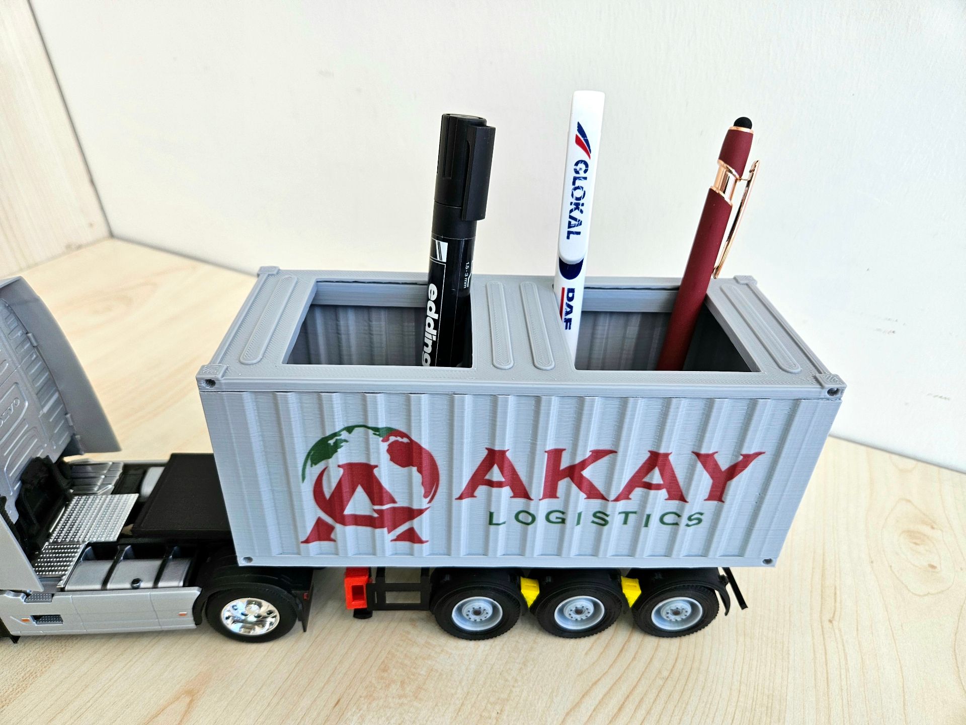 1/32 WELLY GRİ VOLVO FH4 KALEMLİKLİ KONTEYNER DORSELİ TIR MAKETİ