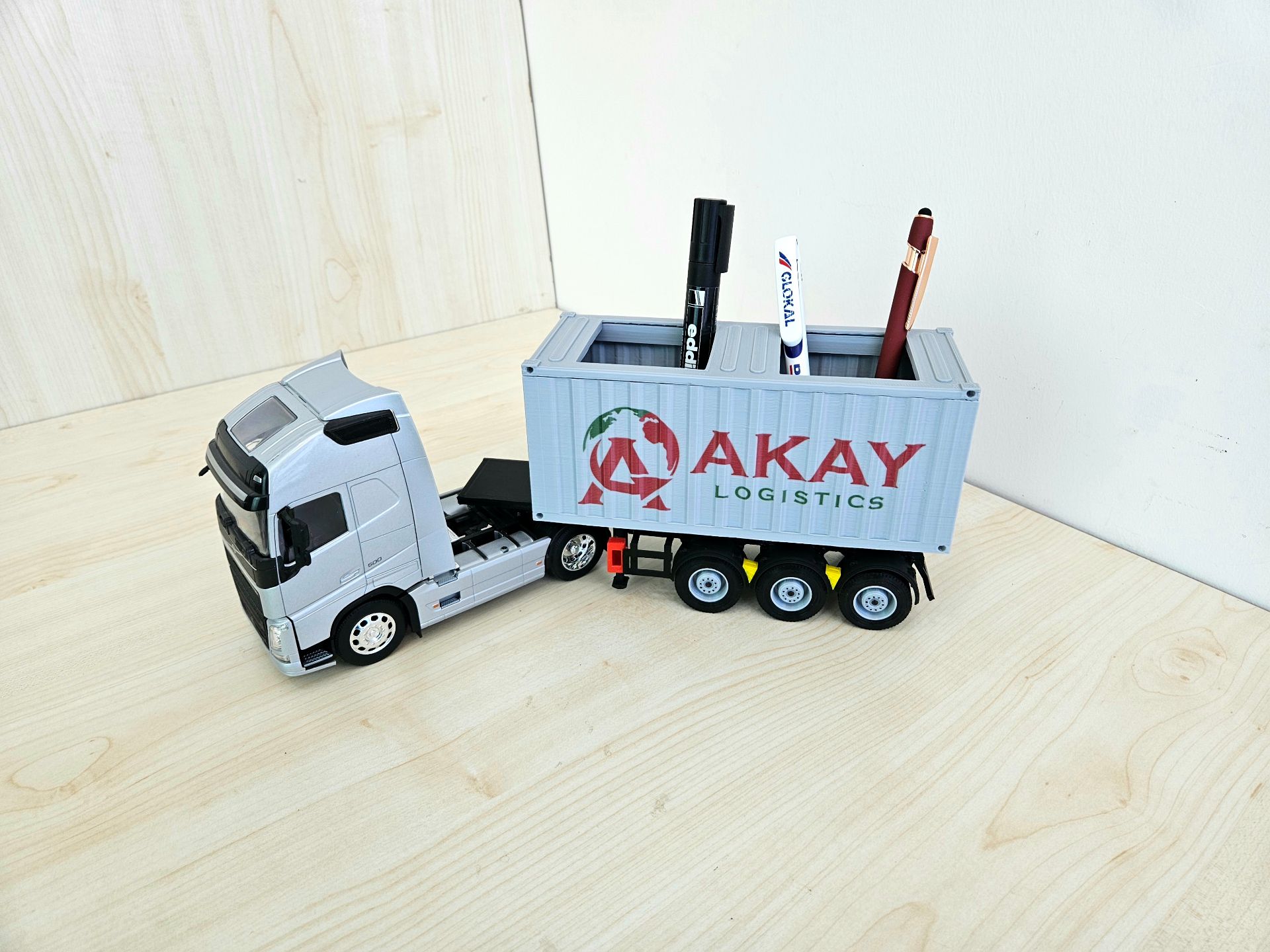 1/32 WELLY GRİ VOLVO FH4 KALEMLİKLİ KONTEYNER DORSELİ TIR MAKETİ
