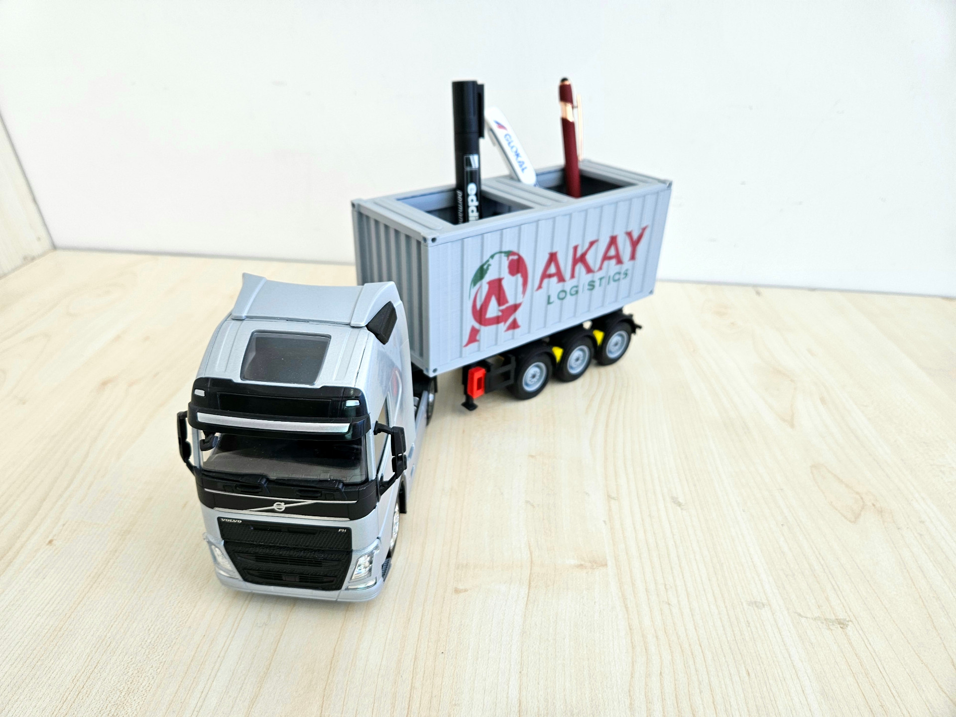 1/32 WELLY GRİ VOLVO FH4 KALEMLİKLİ KONTEYNER DORSELİ TIR MAKETİ