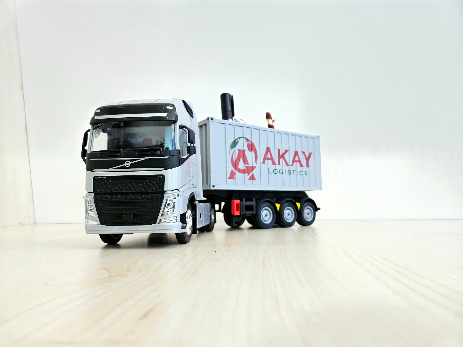 1/32 WELLY GRİ VOLVO FH4 KALEMLİKLİ KONTEYNER DORSELİ TIR MAKETİ