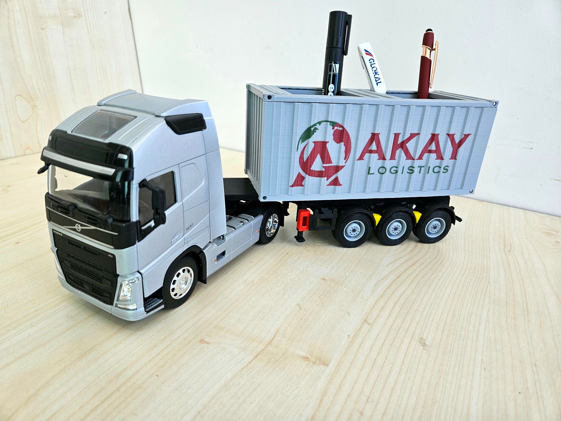 1/32 WELLY GRİ VOLVO FH4 KALEMLİKLİ KONTEYNER DORSELİ TIR MAKETİ