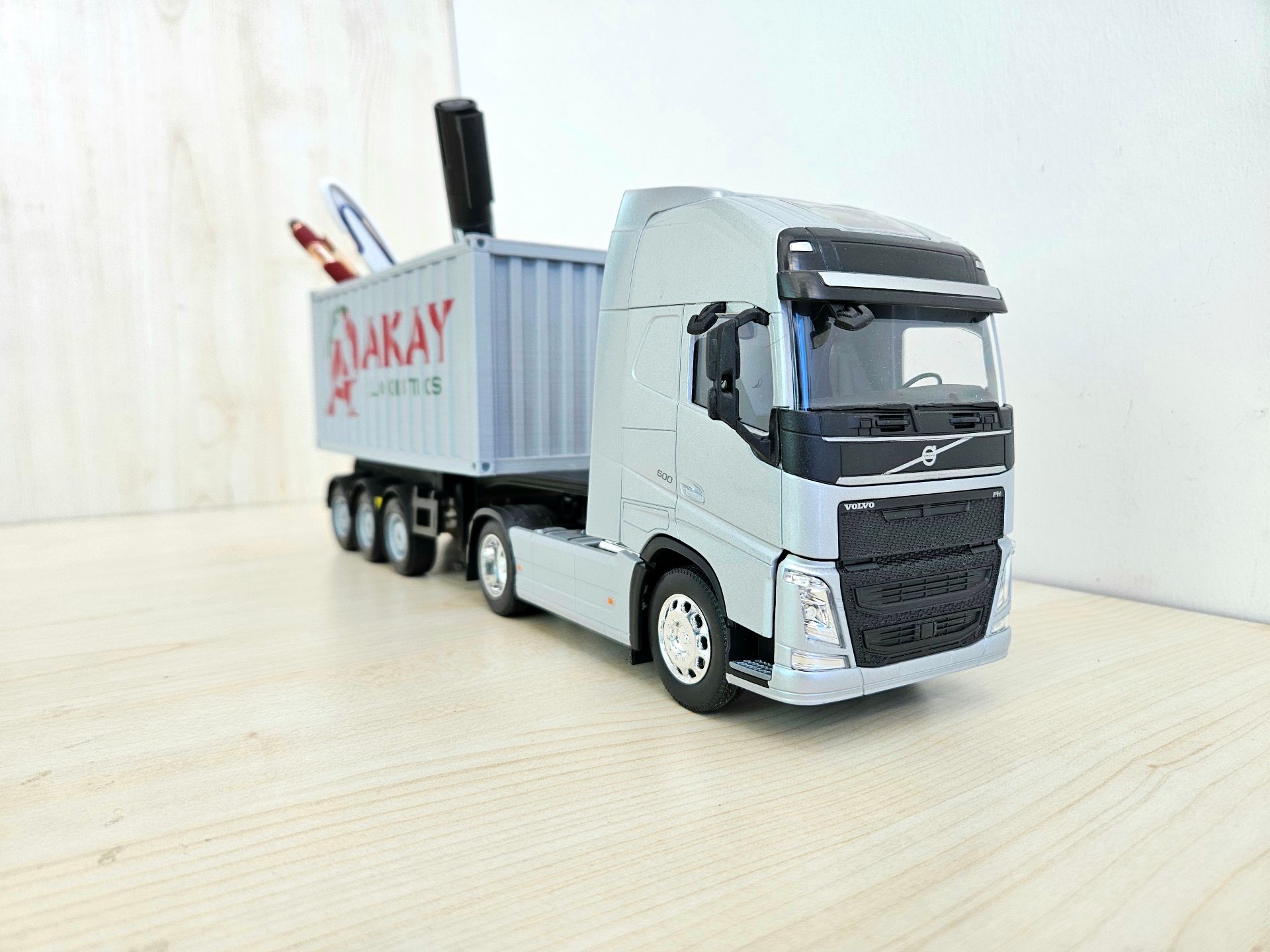 1/32 WELLY GRİ VOLVO FH4 KALEMLİKLİ KONTEYNER DORSELİ TIR MAKETİ