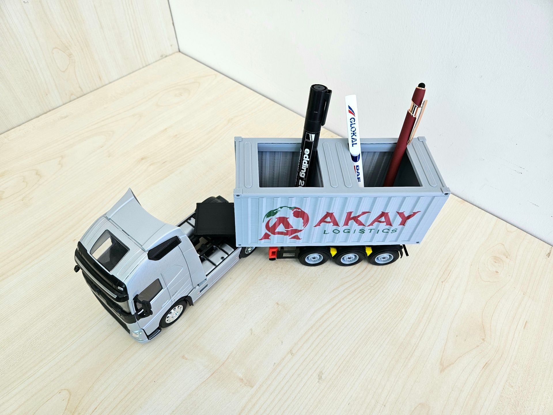 1/32 WELLY GRİ VOLVO FH4 KALEMLİKLİ KONTEYNER DORSELİ TIR MAKETİ