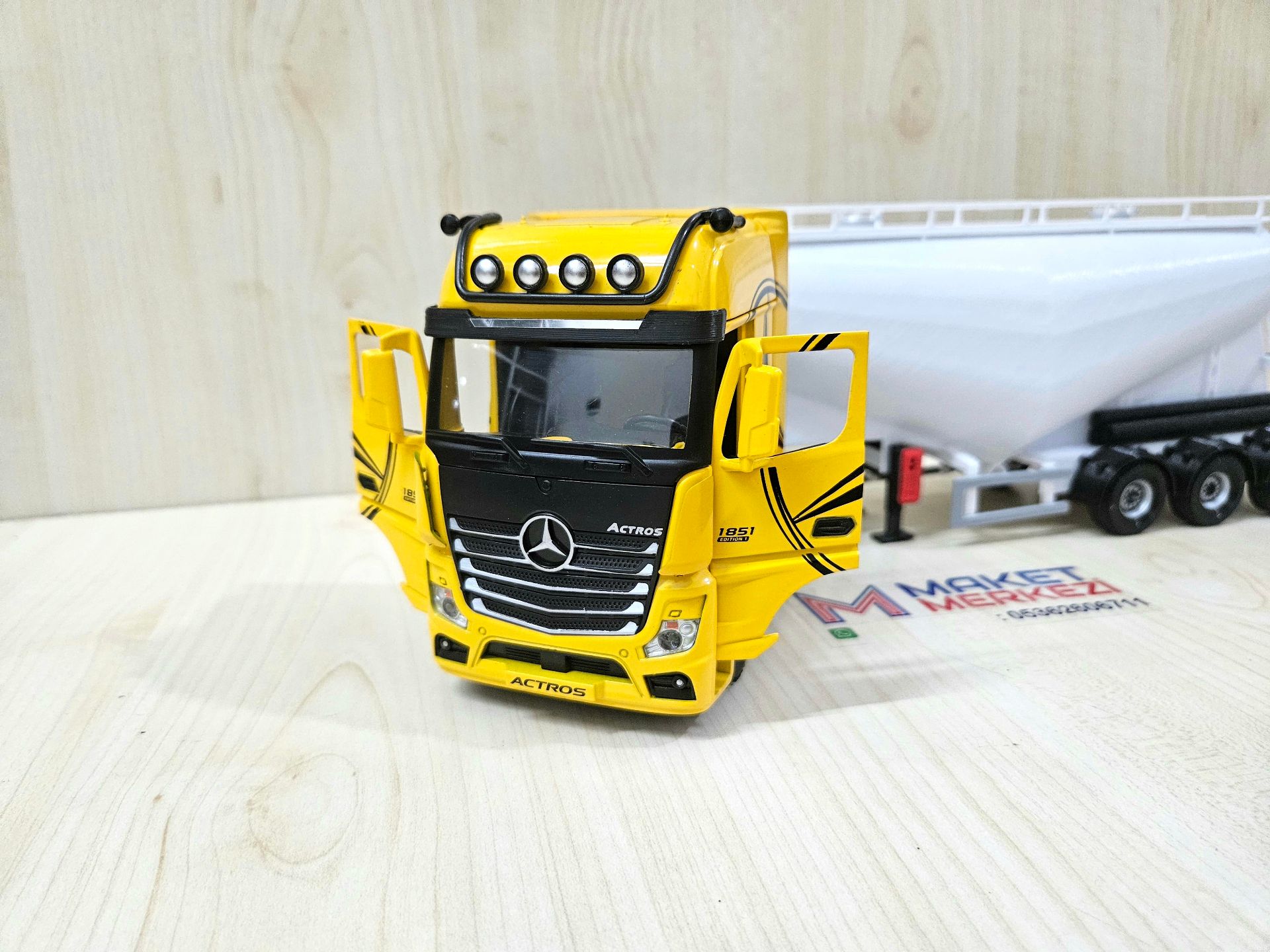 1/36 SARI MERCEDES ACTROS 1851 V TİPİ SİLOBAS TIR MAKETİ