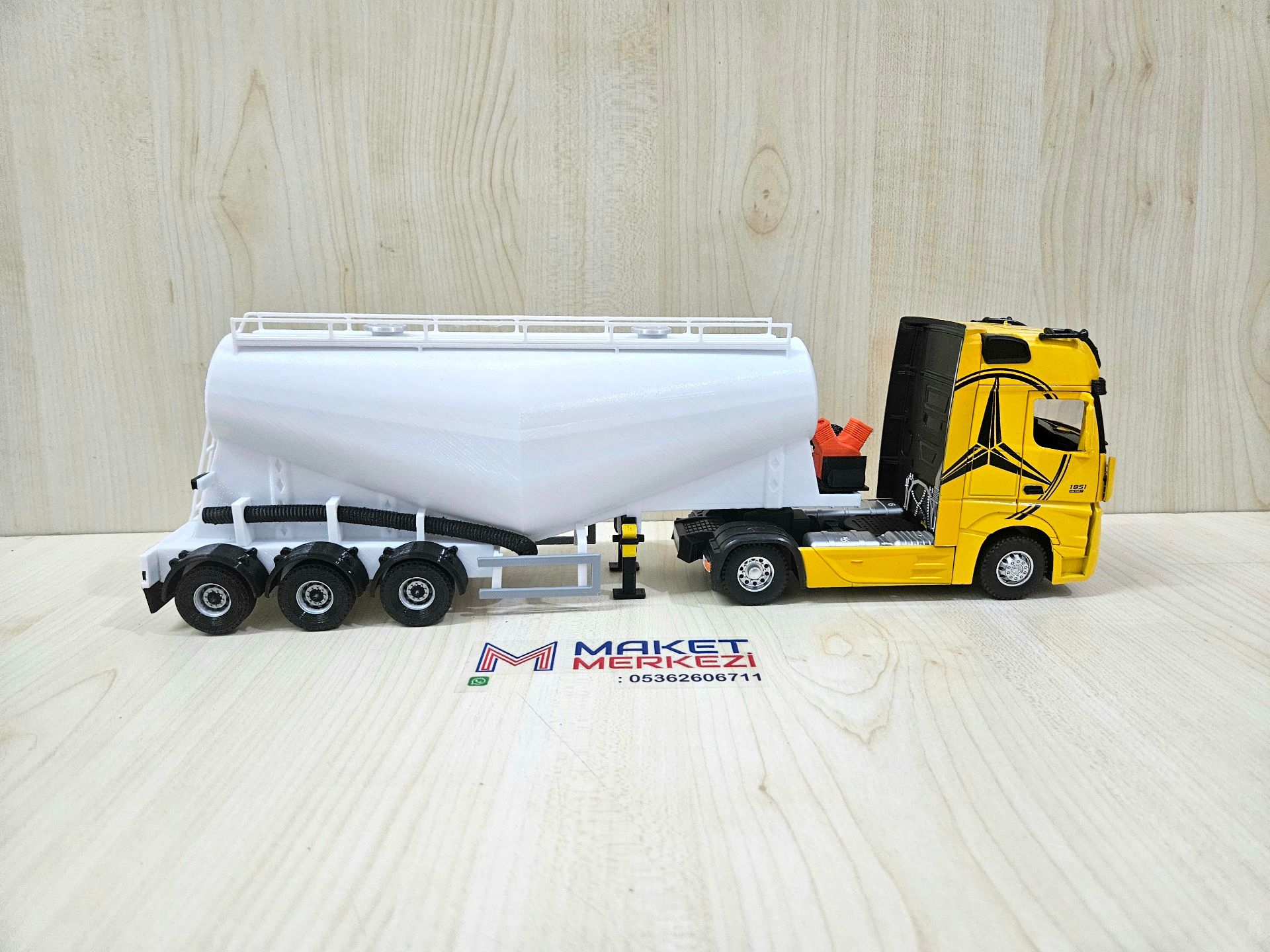 1/36 SARI MERCEDES ACTROS 1851 V TİPİ SİLOBAS TIR MAKETİ