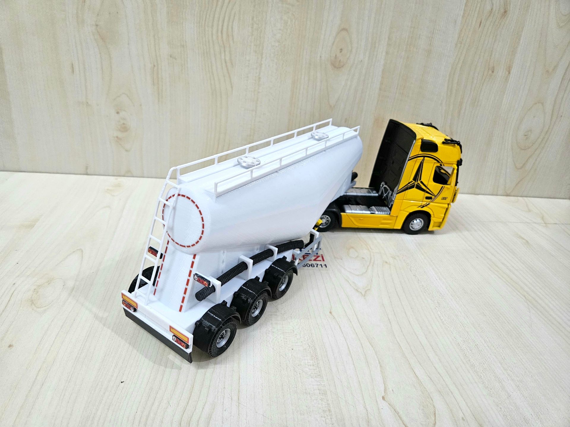 1/36 SARI MERCEDES ACTROS 1851 V TİPİ SİLOBAS TIR MAKETİ