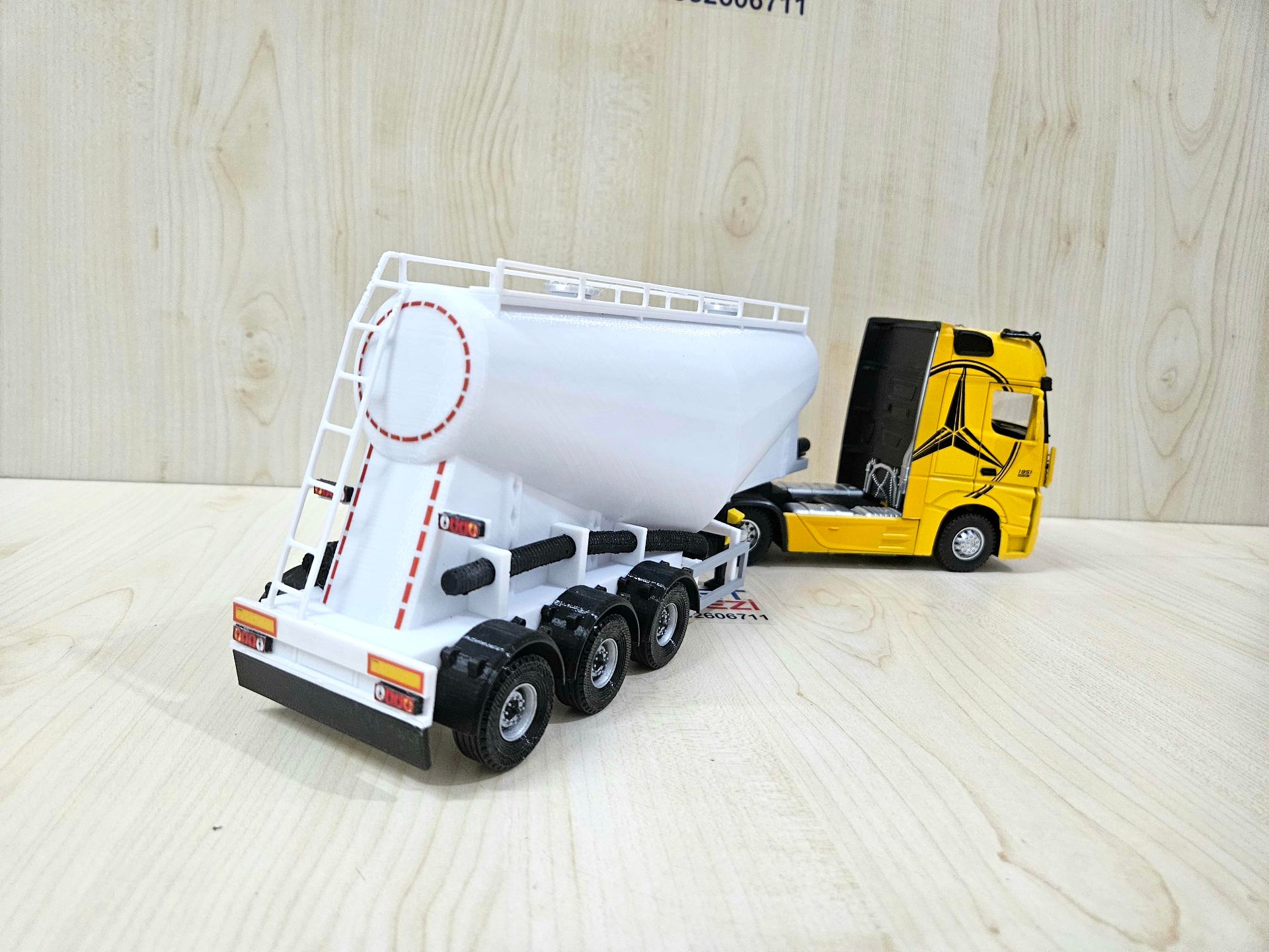 1/36 SARI MERCEDES ACTROS 1851 V TİPİ SİLOBAS TIR MAKETİ