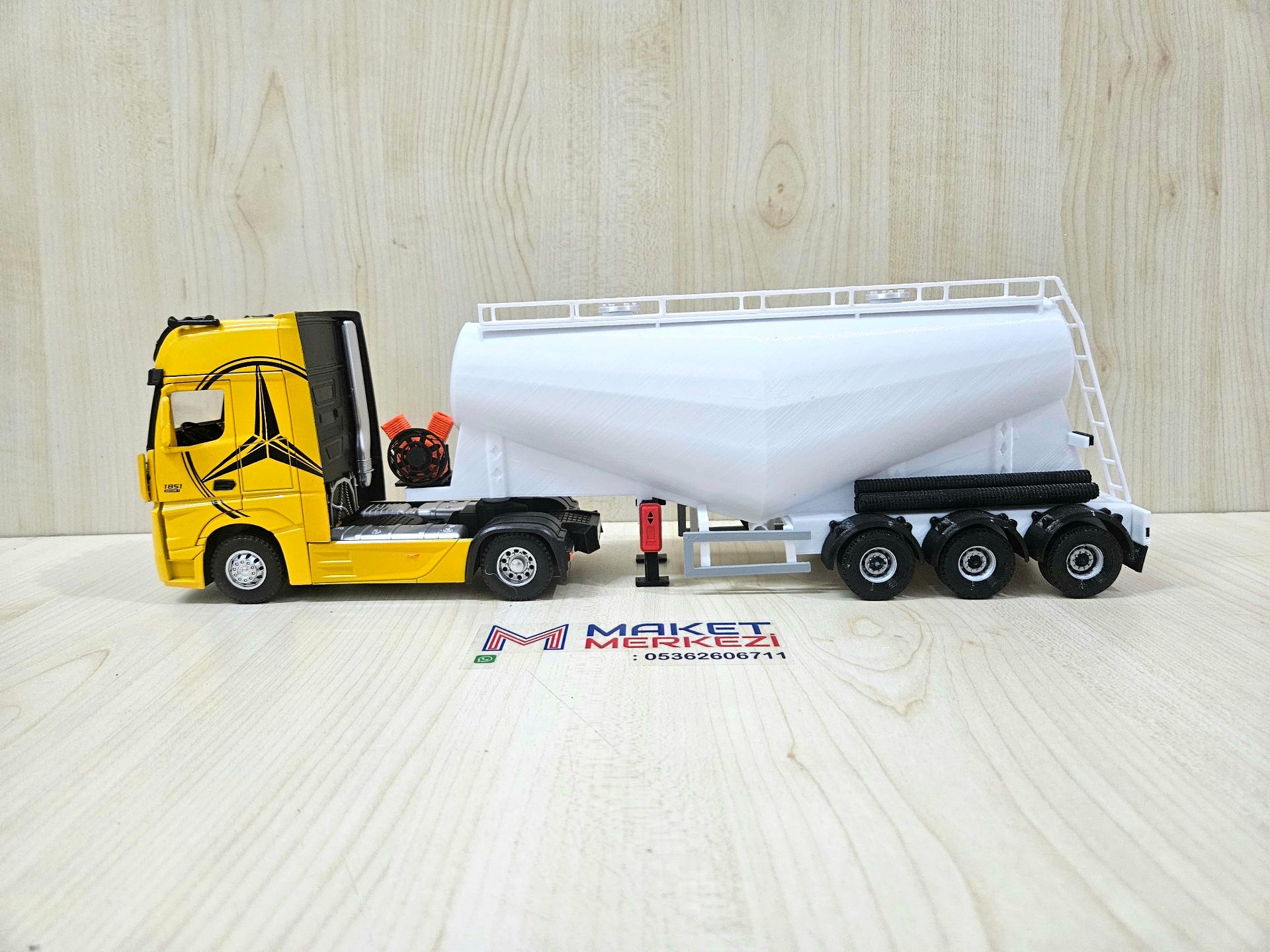 1/36 SARI MERCEDES ACTROS 1851 V TİPİ SİLOBAS TIR MAKETİ