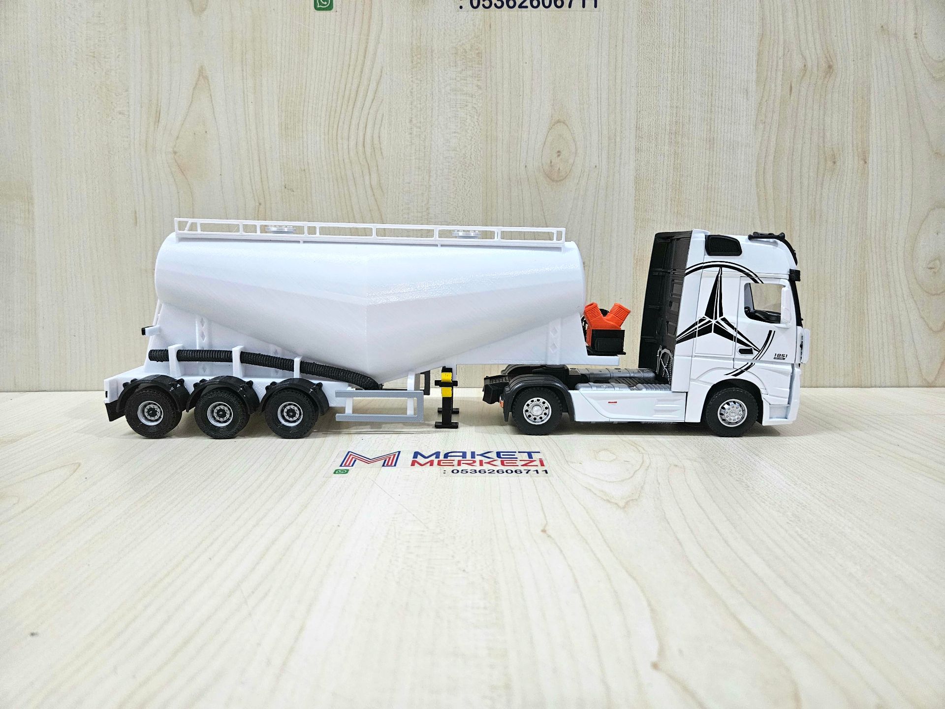 1/36 BEYAZ MERCEDES ACTROS 1851 V TİPİ SİLOBAS TIR MAKETİ