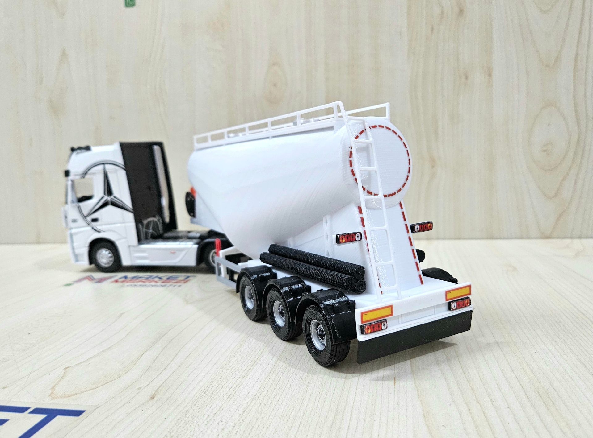 1/36 BEYAZ MERCEDES ACTROS 1851 V TİPİ SİLOBAS TIR MAKETİ