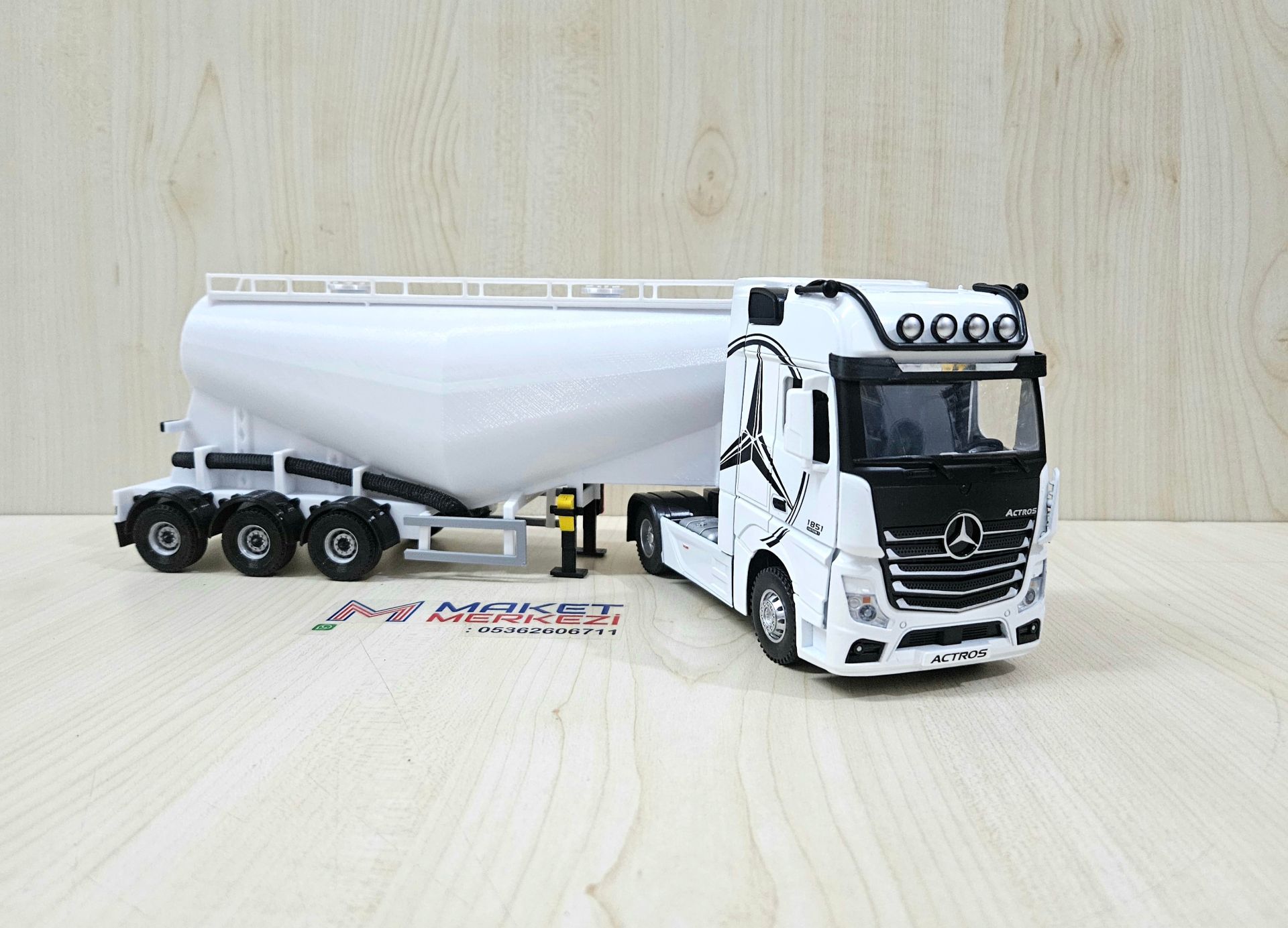 1/36 BEYAZ MERCEDES ACTROS 1851 V TİPİ SİLOBAS TIR MAKETİ
