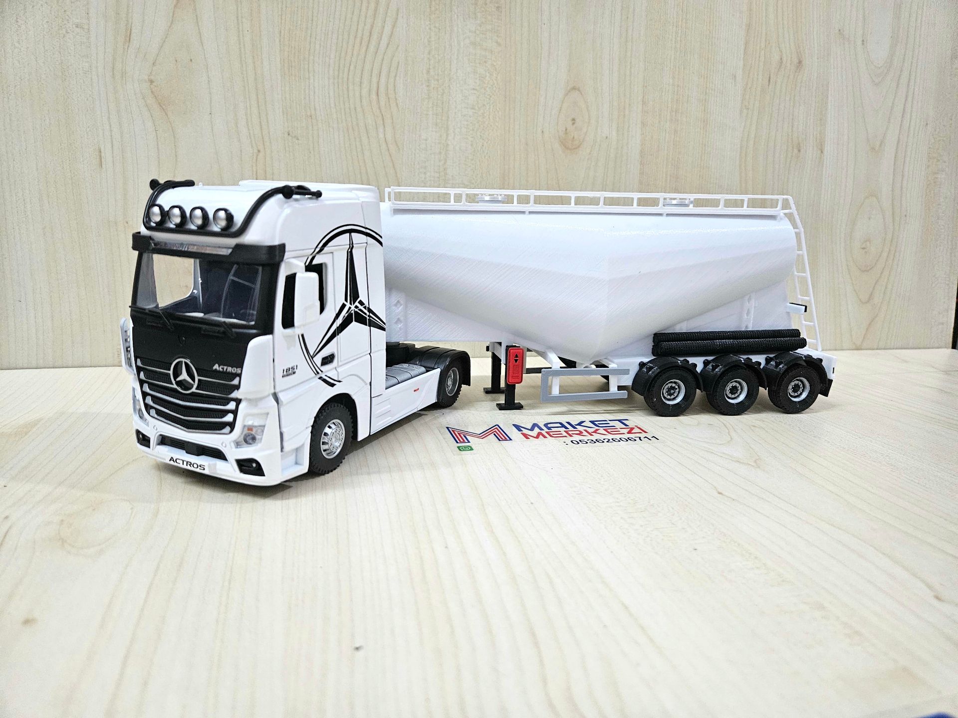 1/36 BEYAZ MERCEDES ACTROS 1851 V TİPİ SİLOBAS TIR MAKETİ