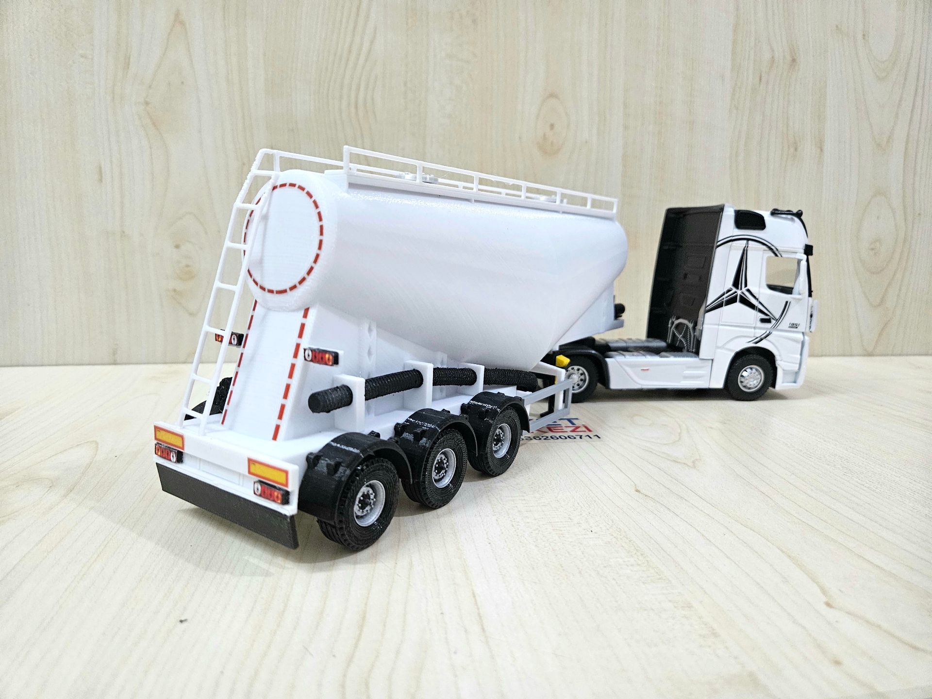 1/36 BEYAZ MERCEDES ACTROS 1851 V TİPİ SİLOBAS TIR MAKETİ