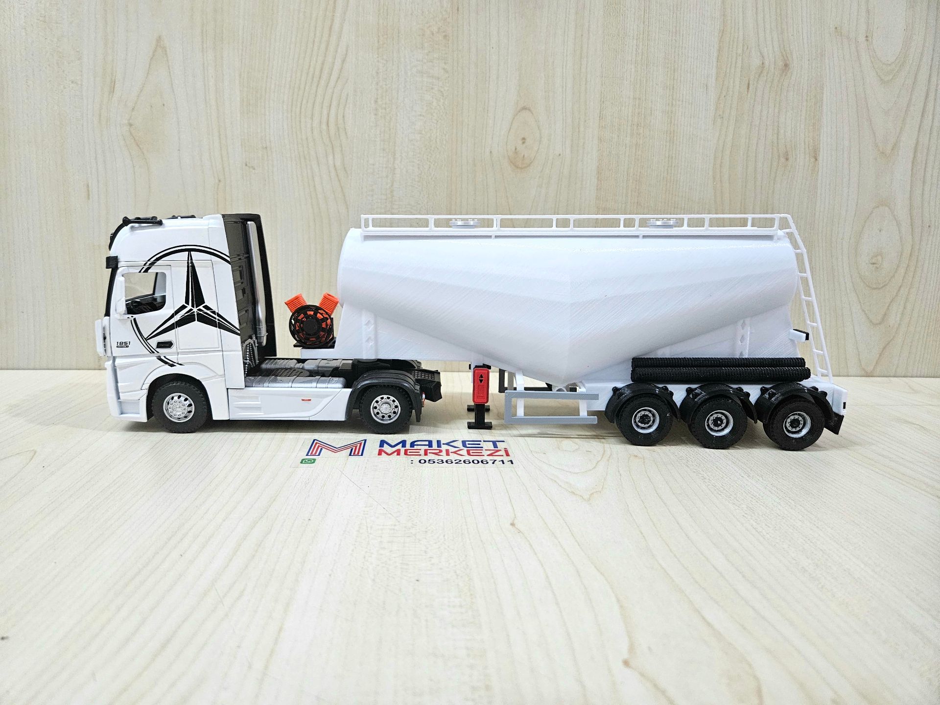 1/36 BEYAZ MERCEDES ACTROS 1851 V TİPİ SİLOBAS TIR MAKETİ