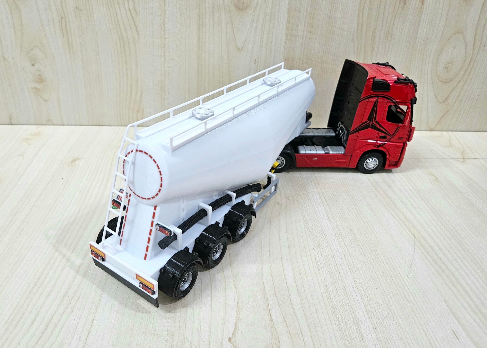 1/36 KIRMIZI MERCEDES ACTROS 1851 V TİPİ SİLOBAS TIR MAKETİ