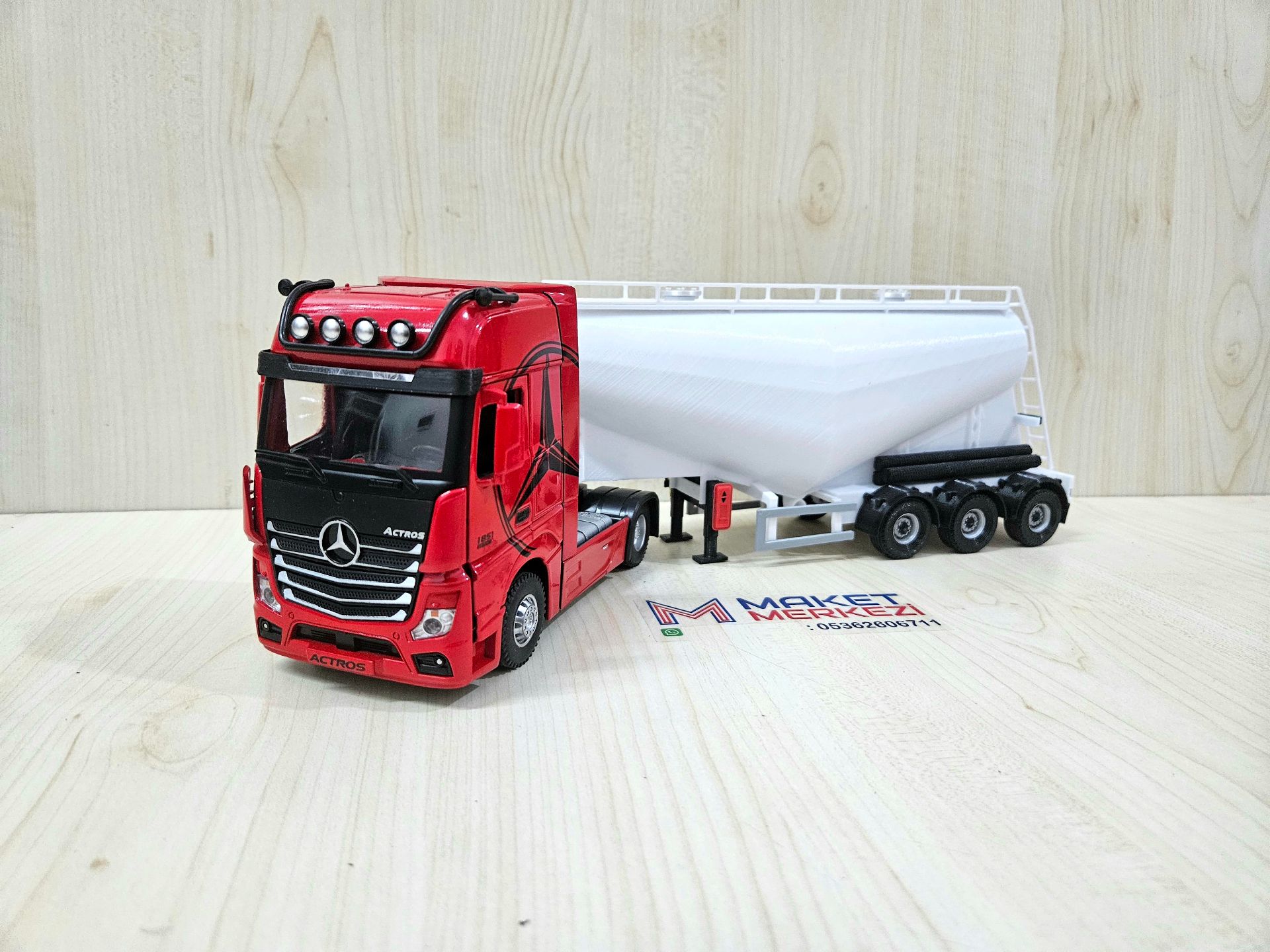 1/36 KIRMIZI MERCEDES ACTROS 1851 V TİPİ SİLOBAS TIR MAKETİ