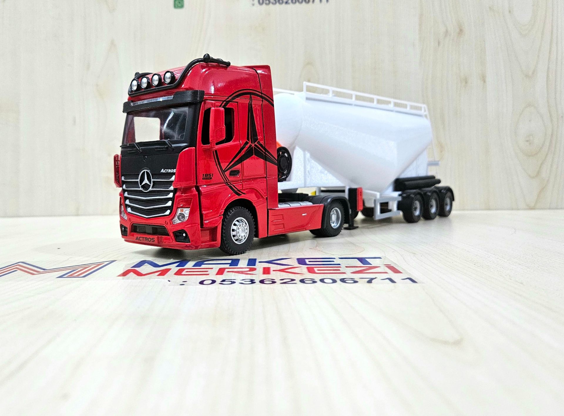 1/36 KIRMIZI MERCEDES ACTROS 1851 V TİPİ SİLOBAS TIR MAKETİ