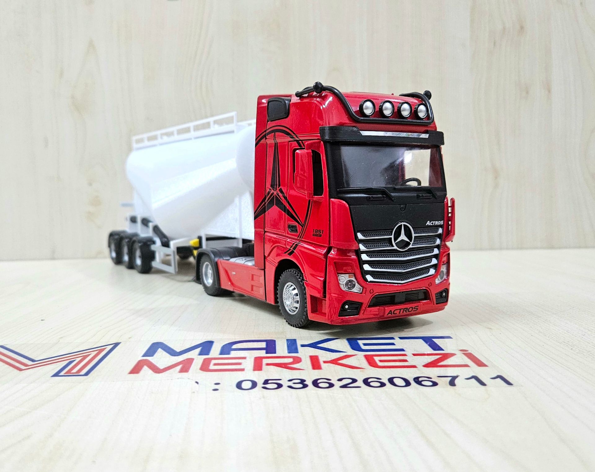 1/36 KIRMIZI MERCEDES ACTROS 1851 V TİPİ SİLOBAS TIR MAKETİ