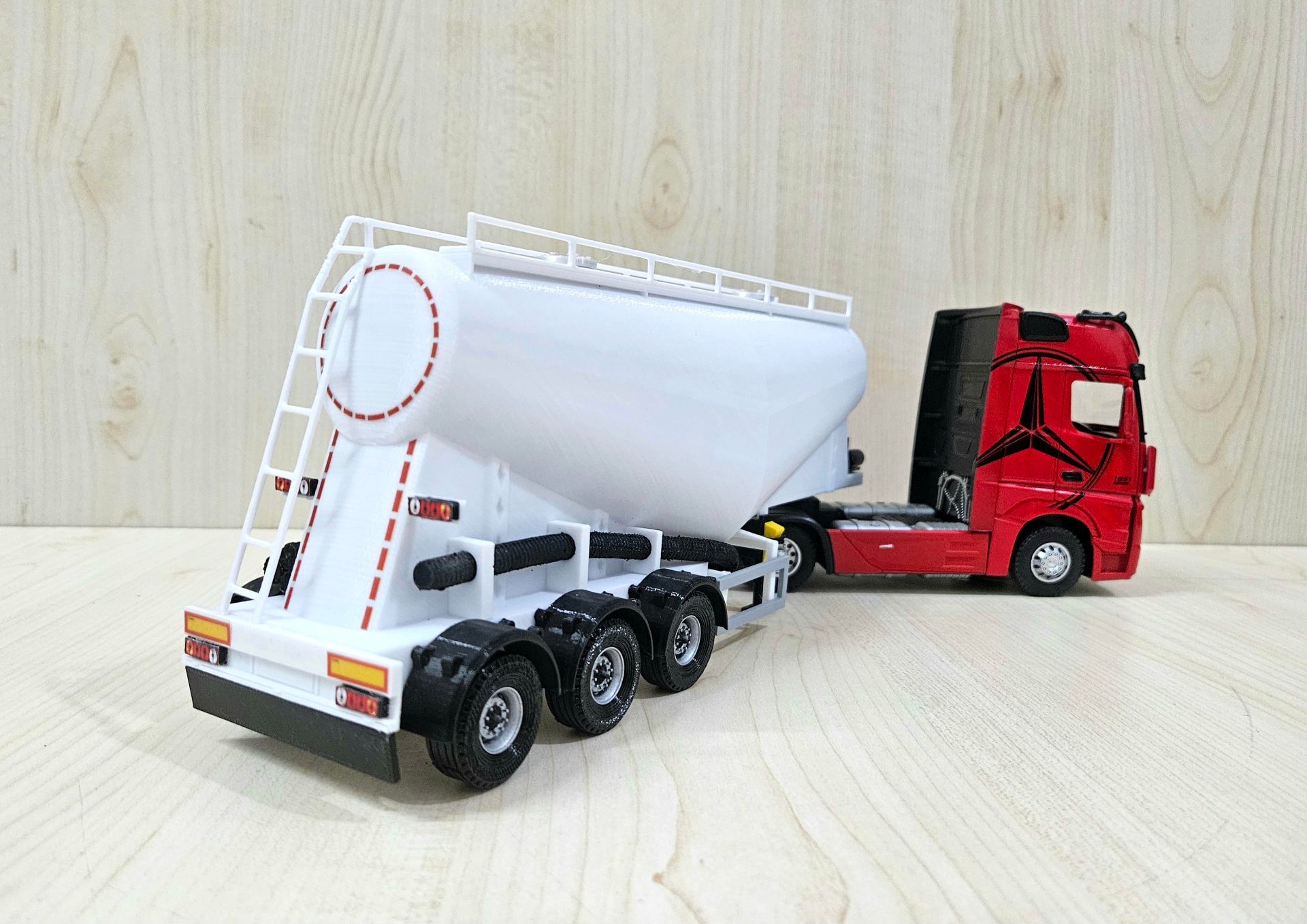 1/36 KIRMIZI MERCEDES ACTROS 1851 V TİPİ SİLOBAS TIR MAKETİ