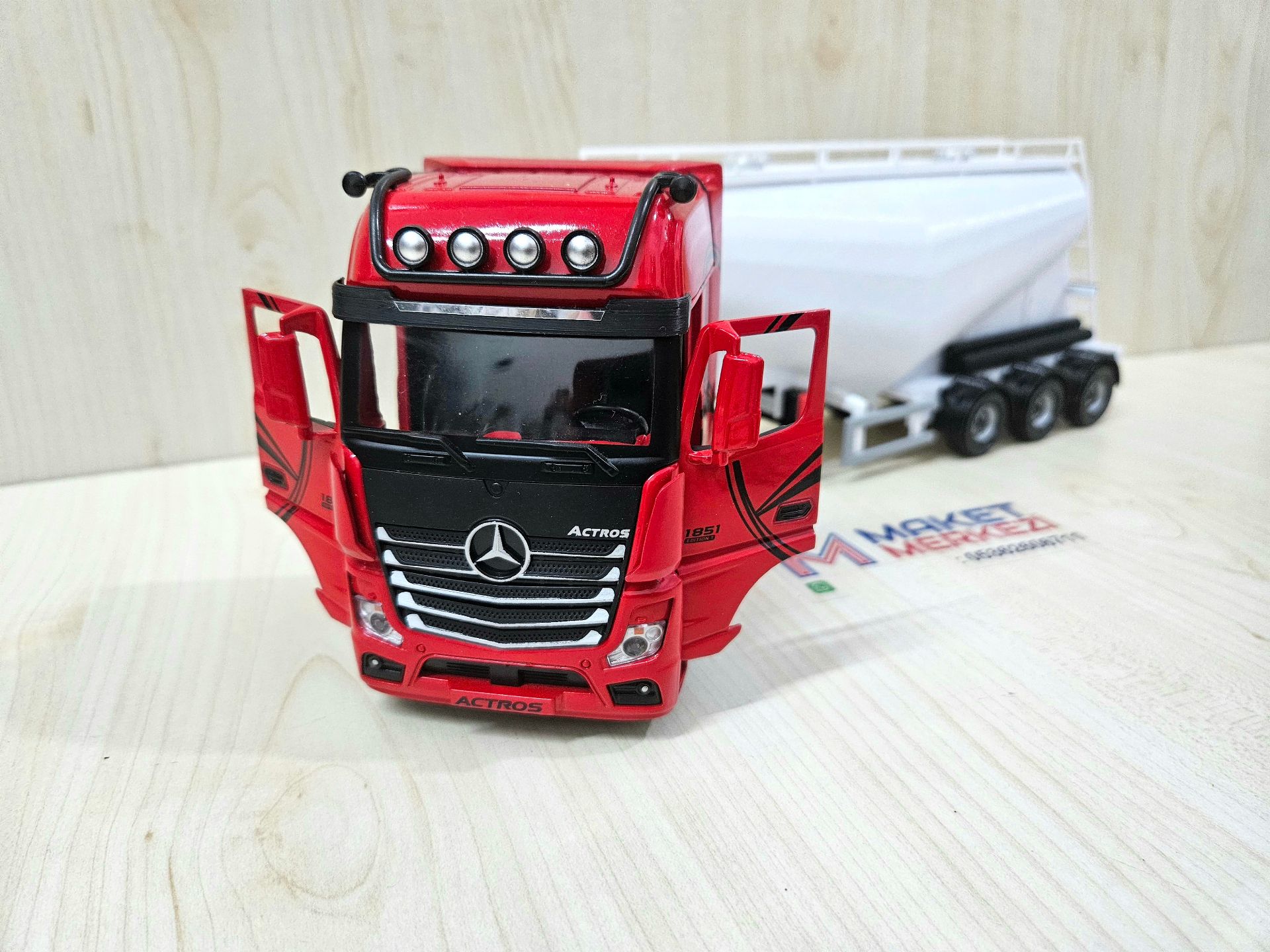 1/36 KIRMIZI MERCEDES ACTROS 1851 V TİPİ SİLOBAS TIR MAKETİ