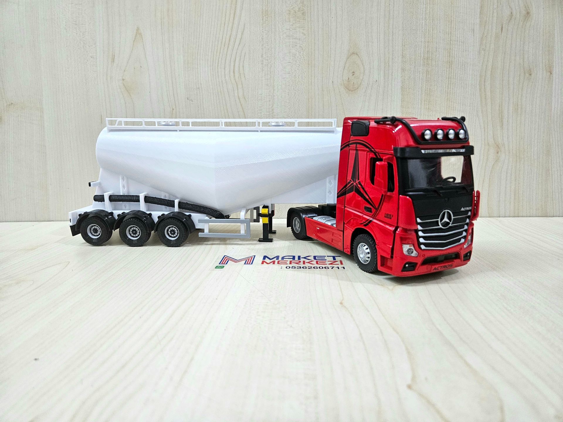 1/36 KIRMIZI MERCEDES ACTROS 1851 V TİPİ SİLOBAS TIR MAKETİ