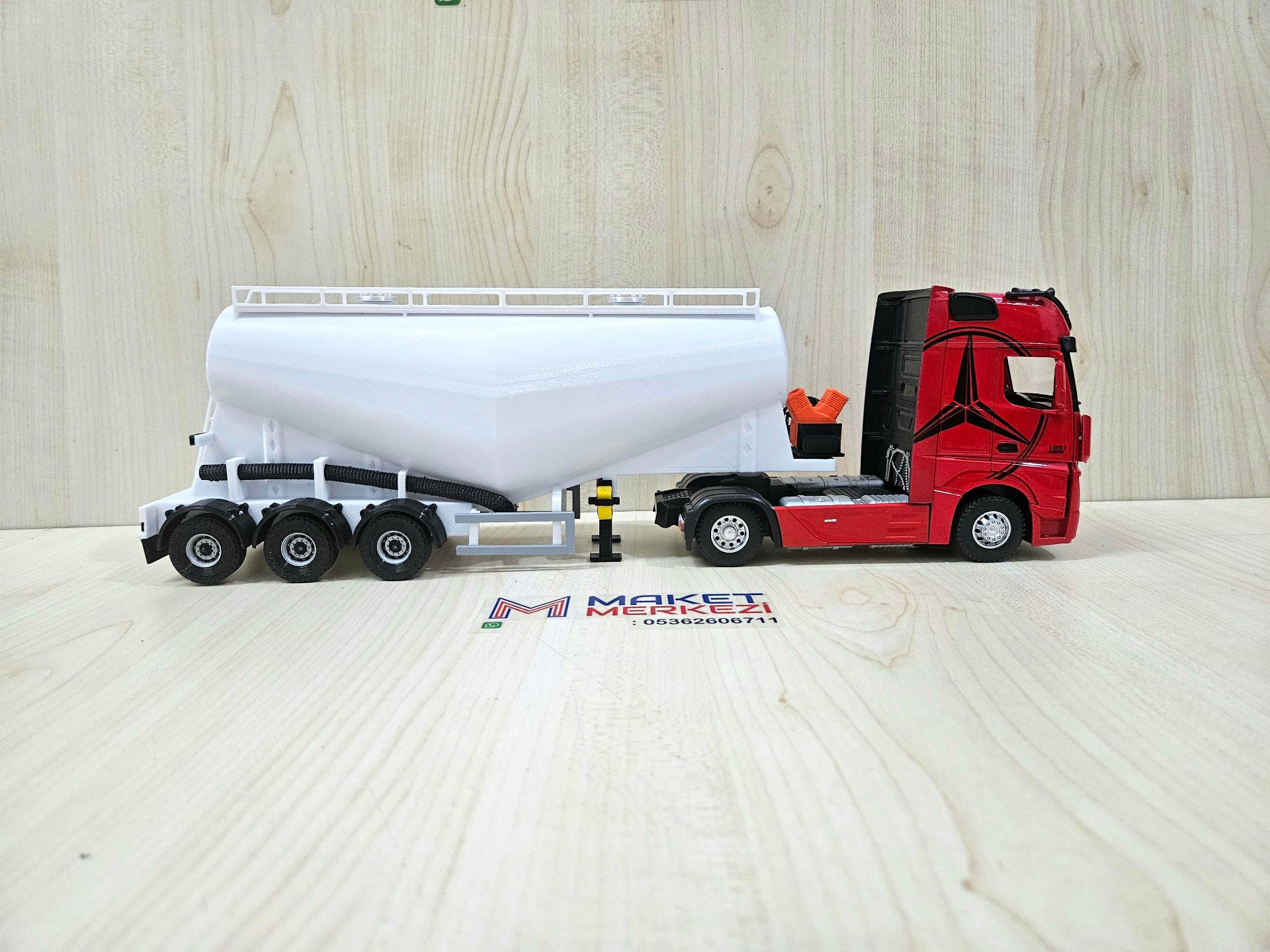 1/36 KIRMIZI MERCEDES ACTROS 1851 V TİPİ SİLOBAS TIR MAKETİ