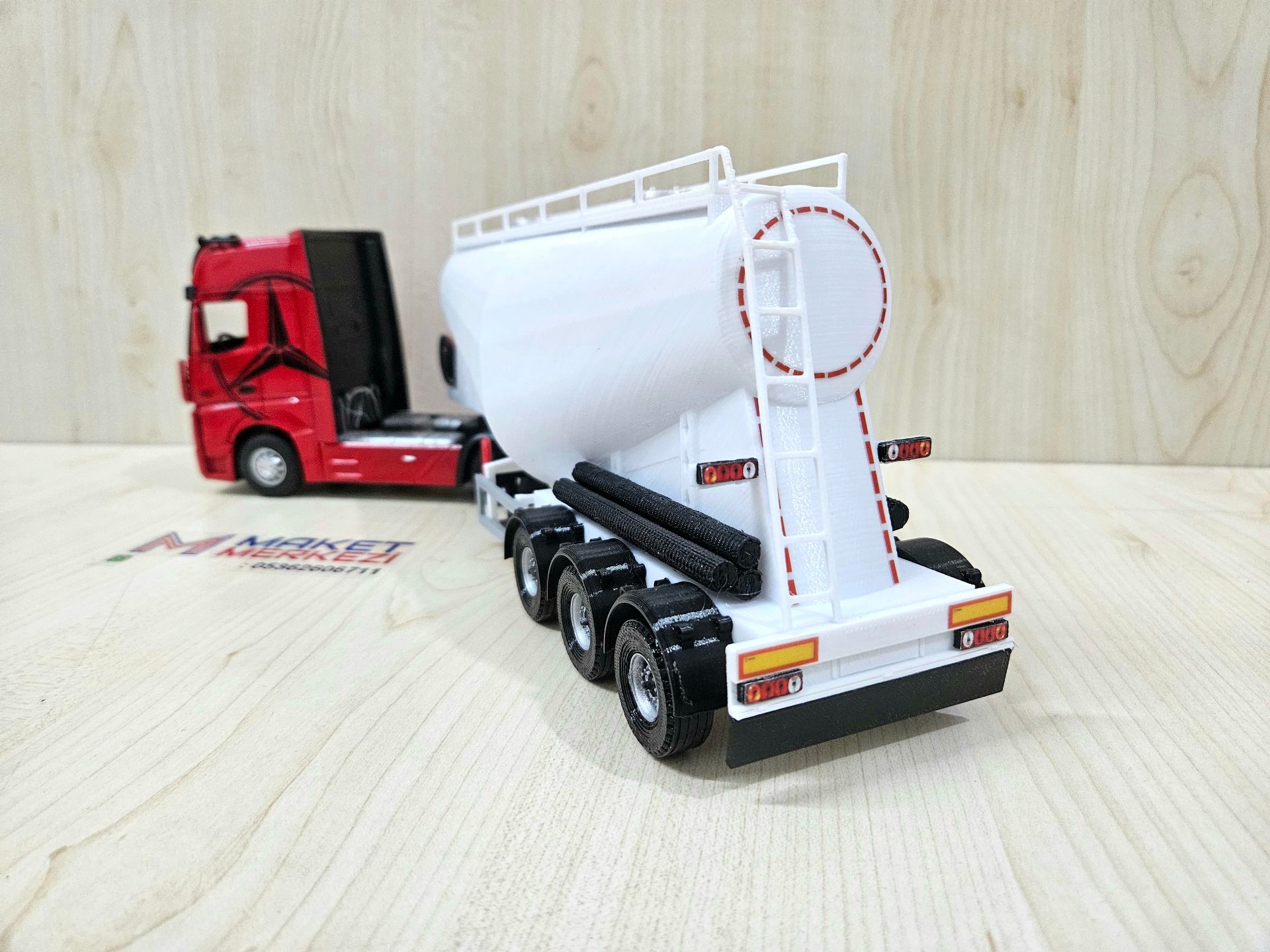 1/36 KIRMIZI MERCEDES ACTROS 1851 V TİPİ SİLOBAS TIR MAKETİ