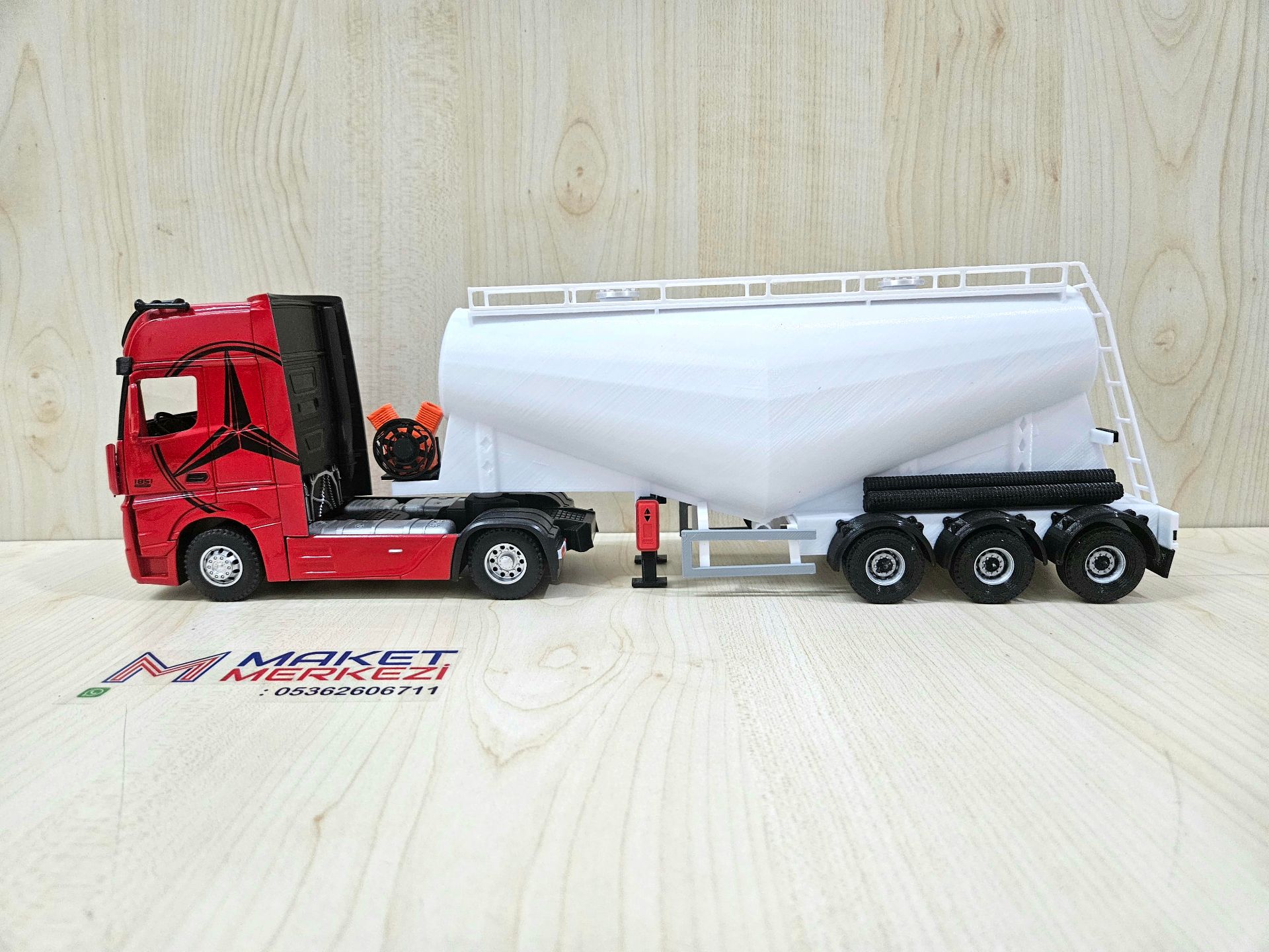 1/36 KIRMIZI MERCEDES ACTROS 1851 V TİPİ SİLOBAS TIR MAKETİ