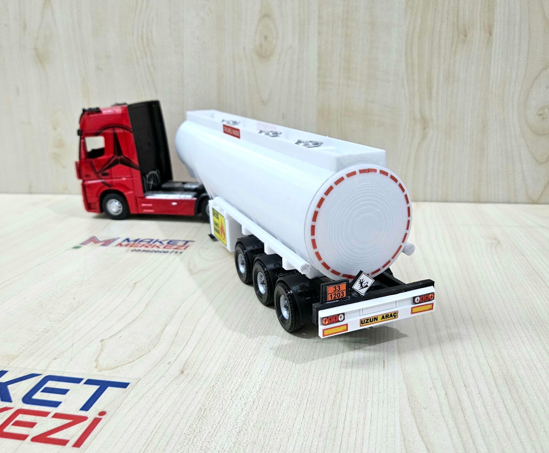 1/36 KIRMIZI MERCEDES ACTROS 1851 TANKER DORSELİ TIR MAKETİ