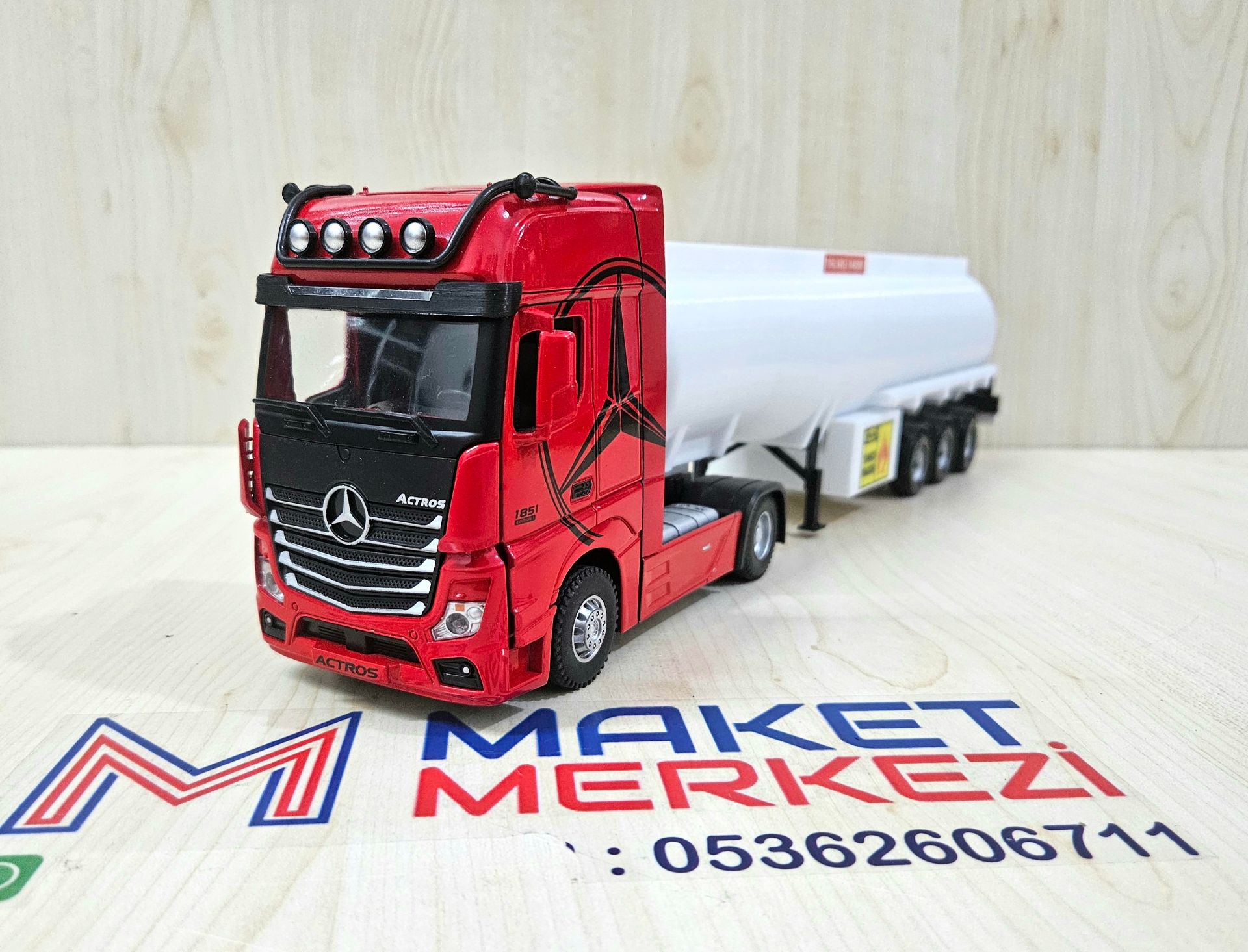 1/36 KIRMIZI MERCEDES ACTROS 1851 TANKER DORSELİ TIR MAKETİ