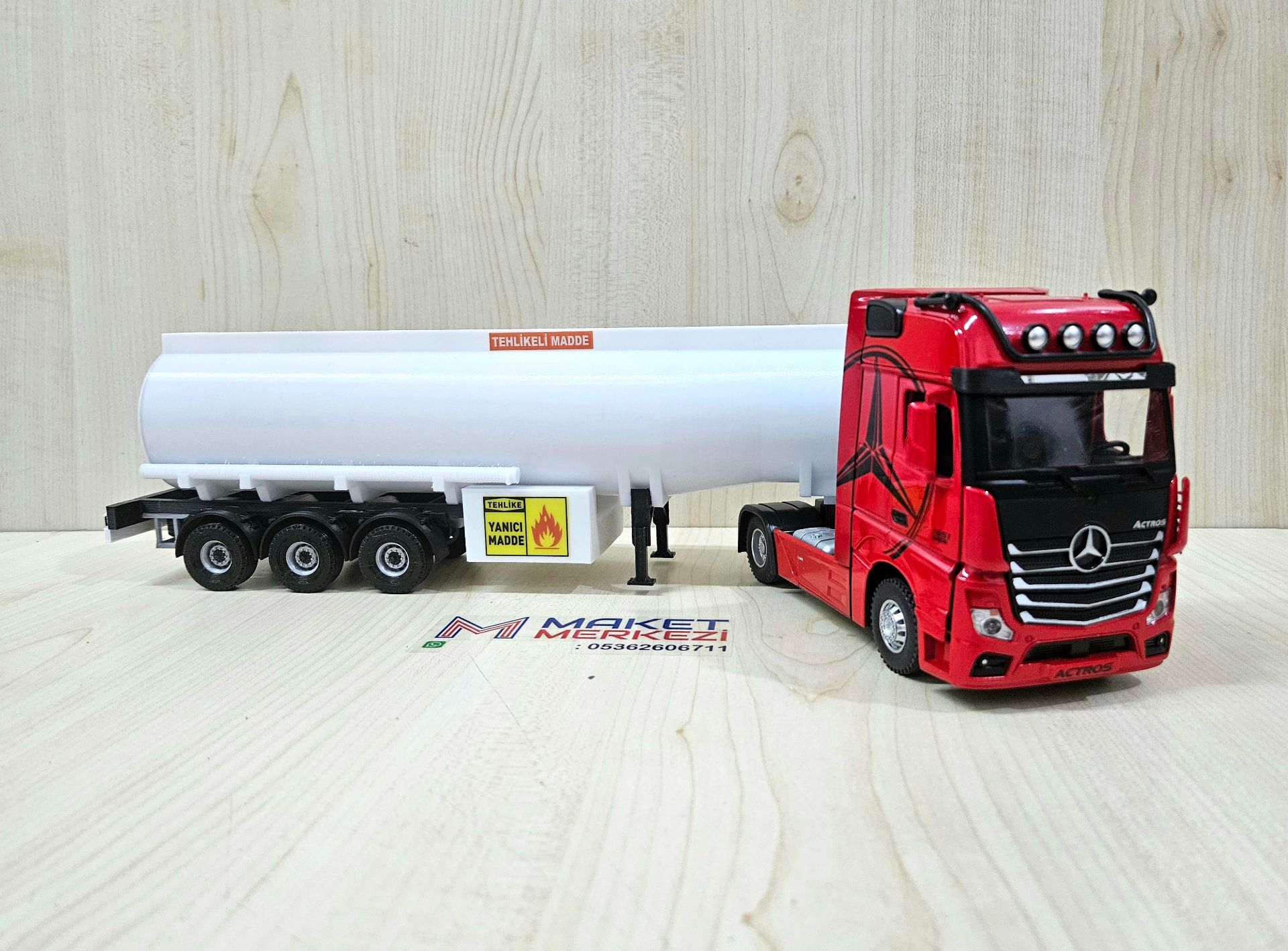 1/36 KIRMIZI MERCEDES ACTROS 1851 TANKER DORSELİ TIR MAKETİ