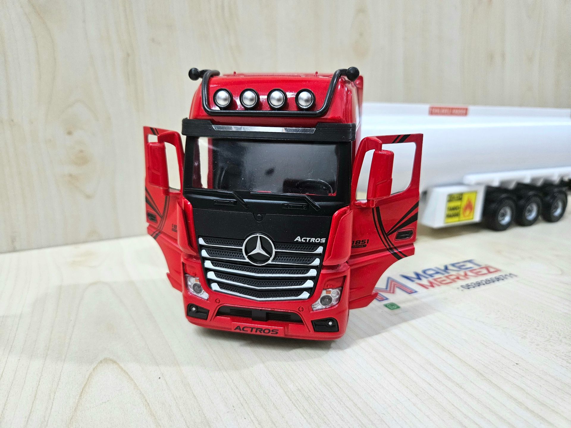 1/36 KIRMIZI MERCEDES ACTROS 1851 TANKER DORSELİ TIR MAKETİ