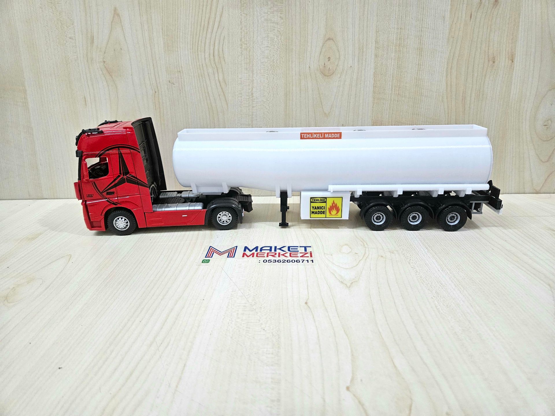 1/36 KIRMIZI MERCEDES ACTROS 1851 TANKER DORSELİ TIR MAKETİ