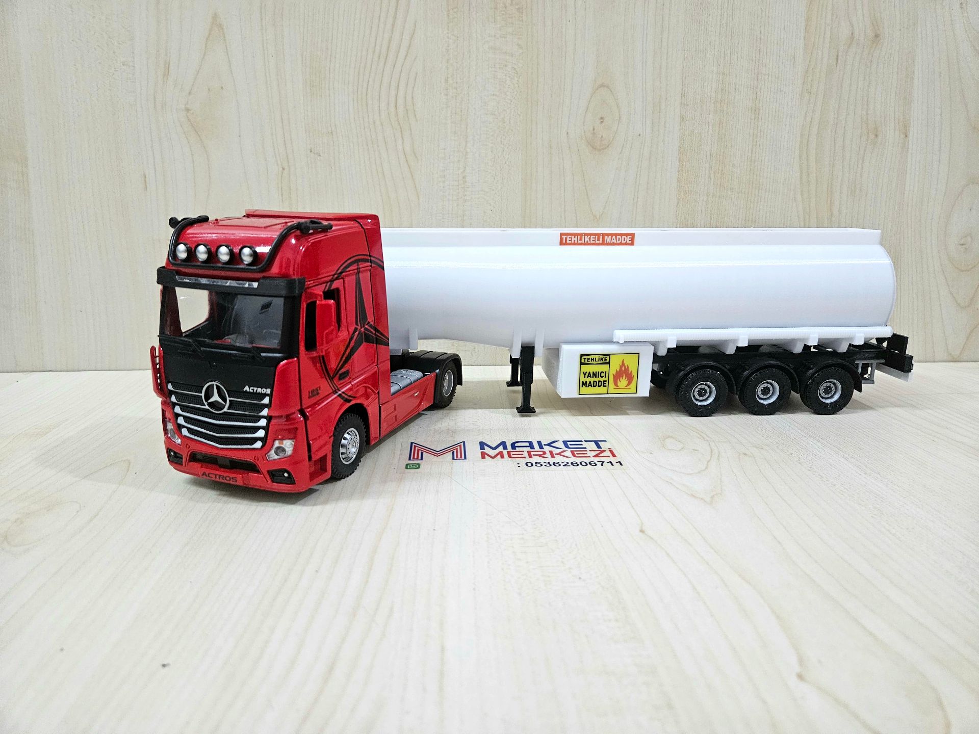 1/36 KIRMIZI MERCEDES ACTROS 1851 TANKER DORSELİ TIR MAKETİ