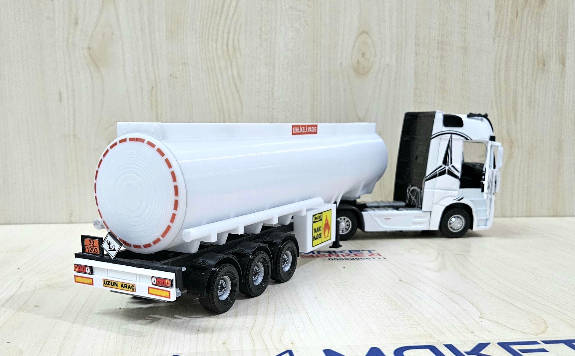1/36 BEYAZ MERCEDES ACTROS 1851 TANKER DORSELİ TIR MAKETİ