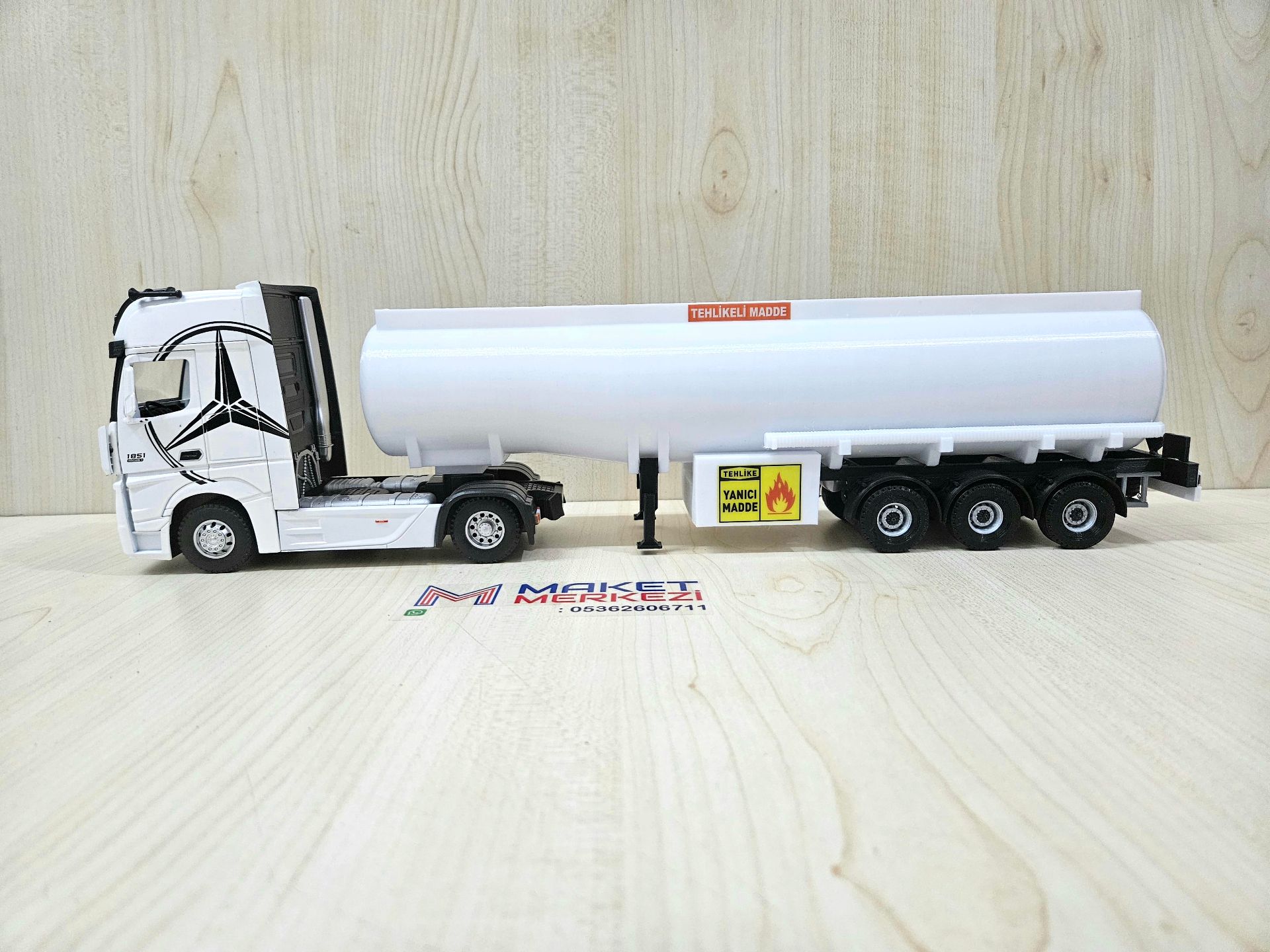 1/36 BEYAZ MERCEDES ACTROS 1851 TANKER DORSELİ TIR MAKETİ