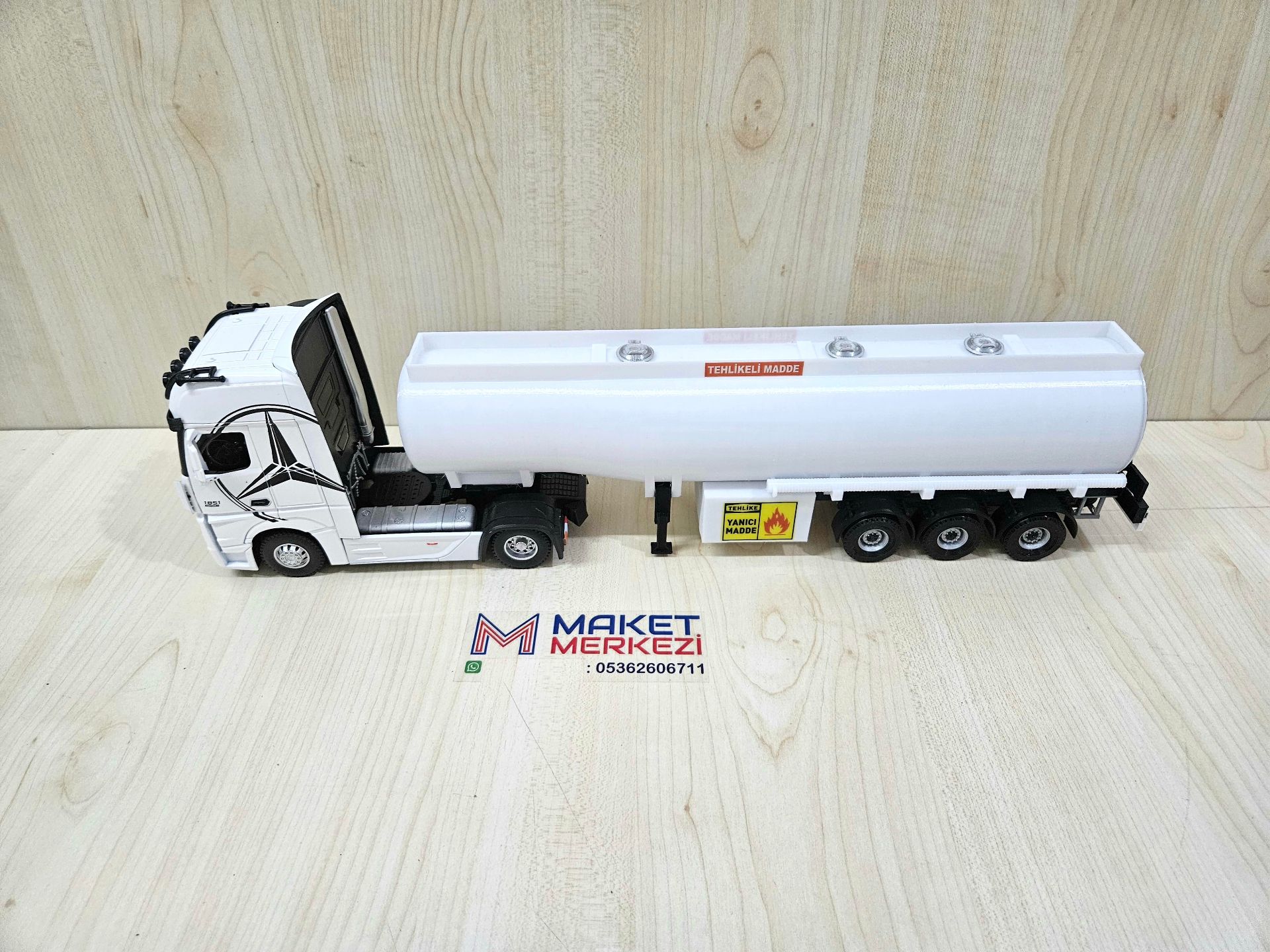 1/36 BEYAZ MERCEDES ACTROS 1851 TANKER DORSELİ TIR MAKETİ