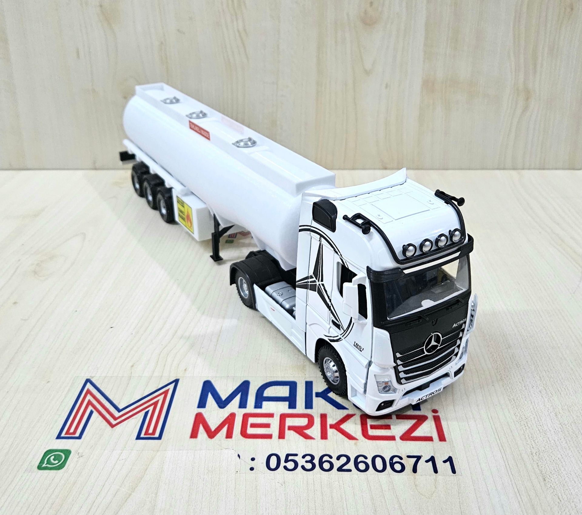 1/36 BEYAZ MERCEDES ACTROS 1851 TANKER DORSELİ TIR MAKETİ