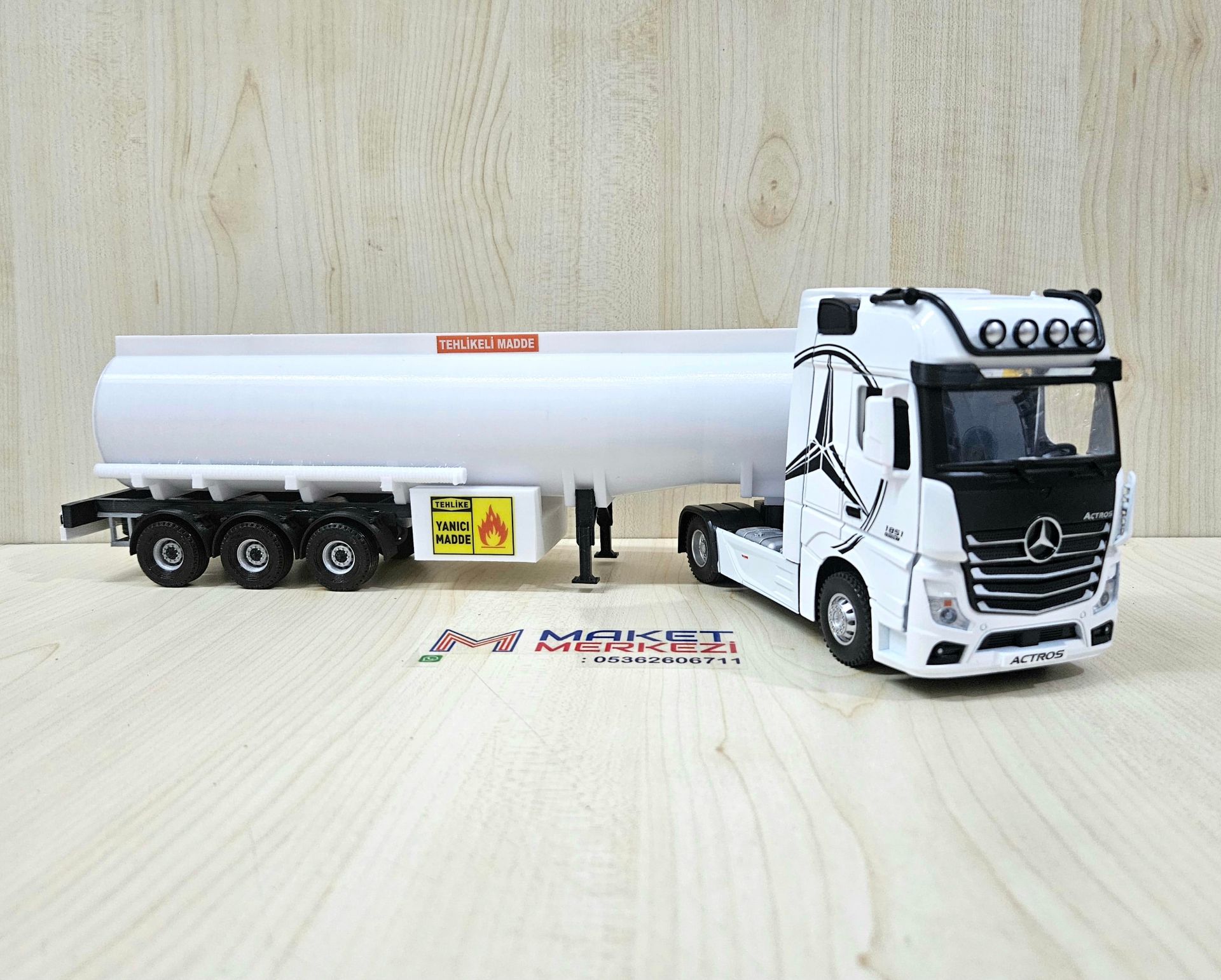 1/36 BEYAZ MERCEDES ACTROS 1851 TANKER DORSELİ TIR MAKETİ
