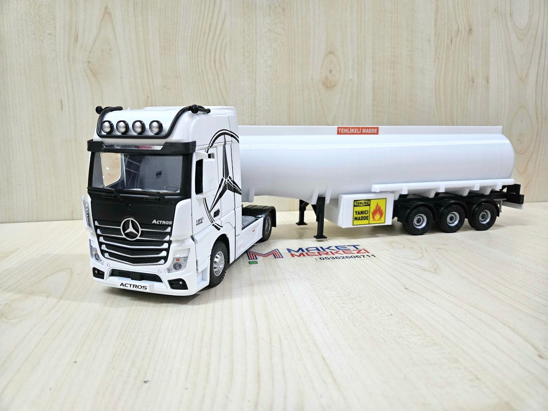 1/36 BEYAZ MERCEDES ACTROS 1851 TANKER DORSELİ TIR MAKETİ