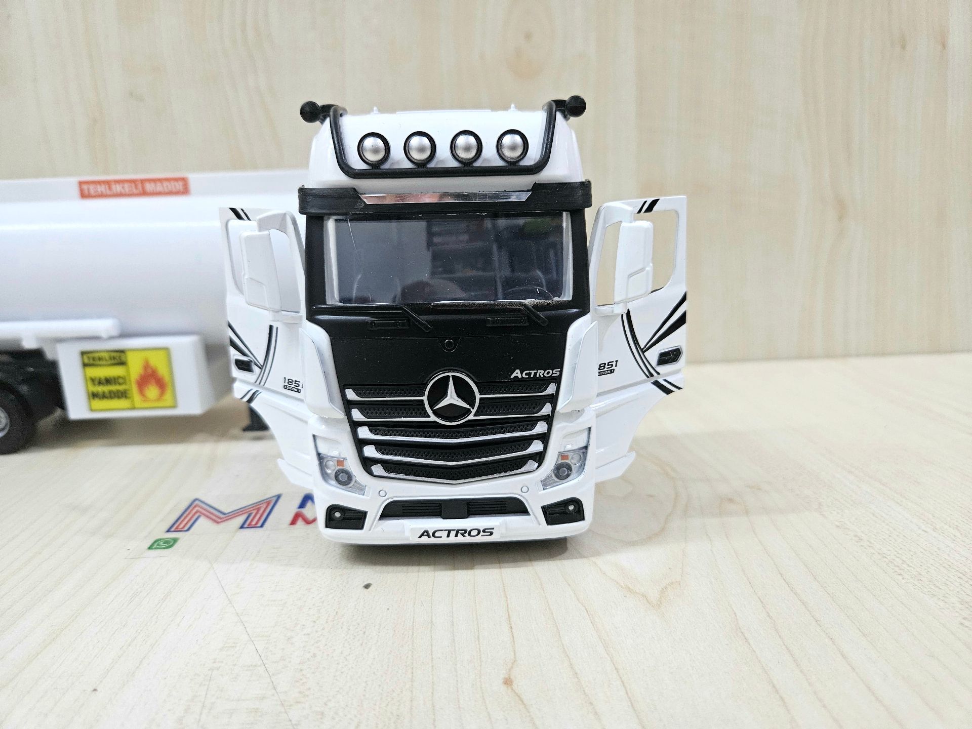 1/36 BEYAZ MERCEDES ACTROS 1851 TANKER DORSELİ TIR MAKETİ