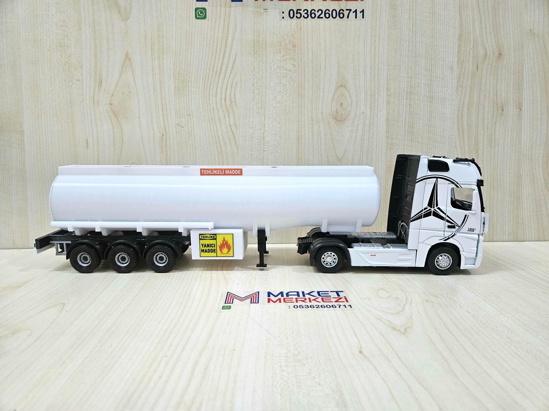 1/36 BEYAZ MERCEDES ACTROS 1851 TANKER DORSELİ TIR MAKETİ