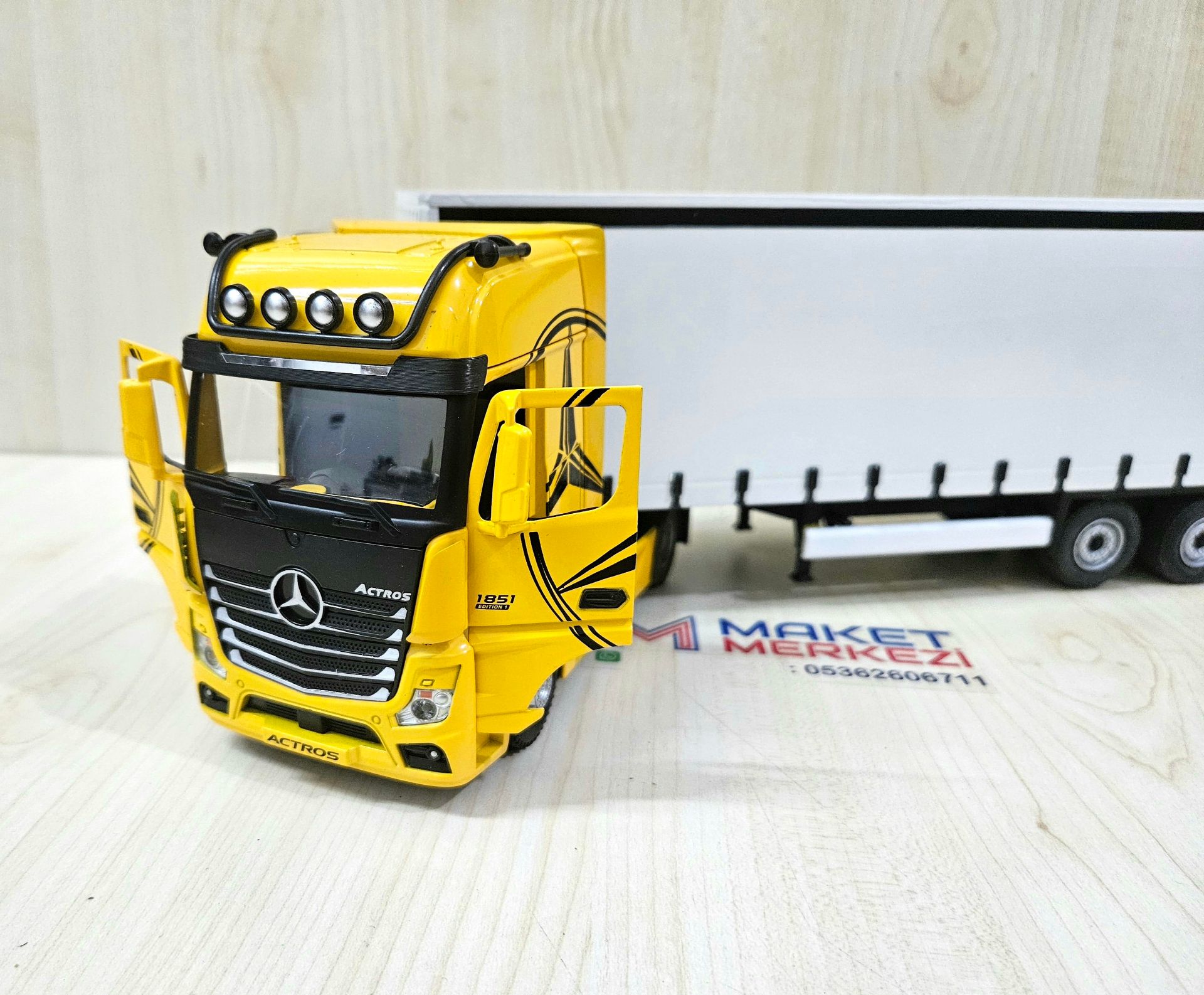 1/36 SARI MERCEDES ACTROS 1851 TENTE DORSELİ TIR MAKETİ