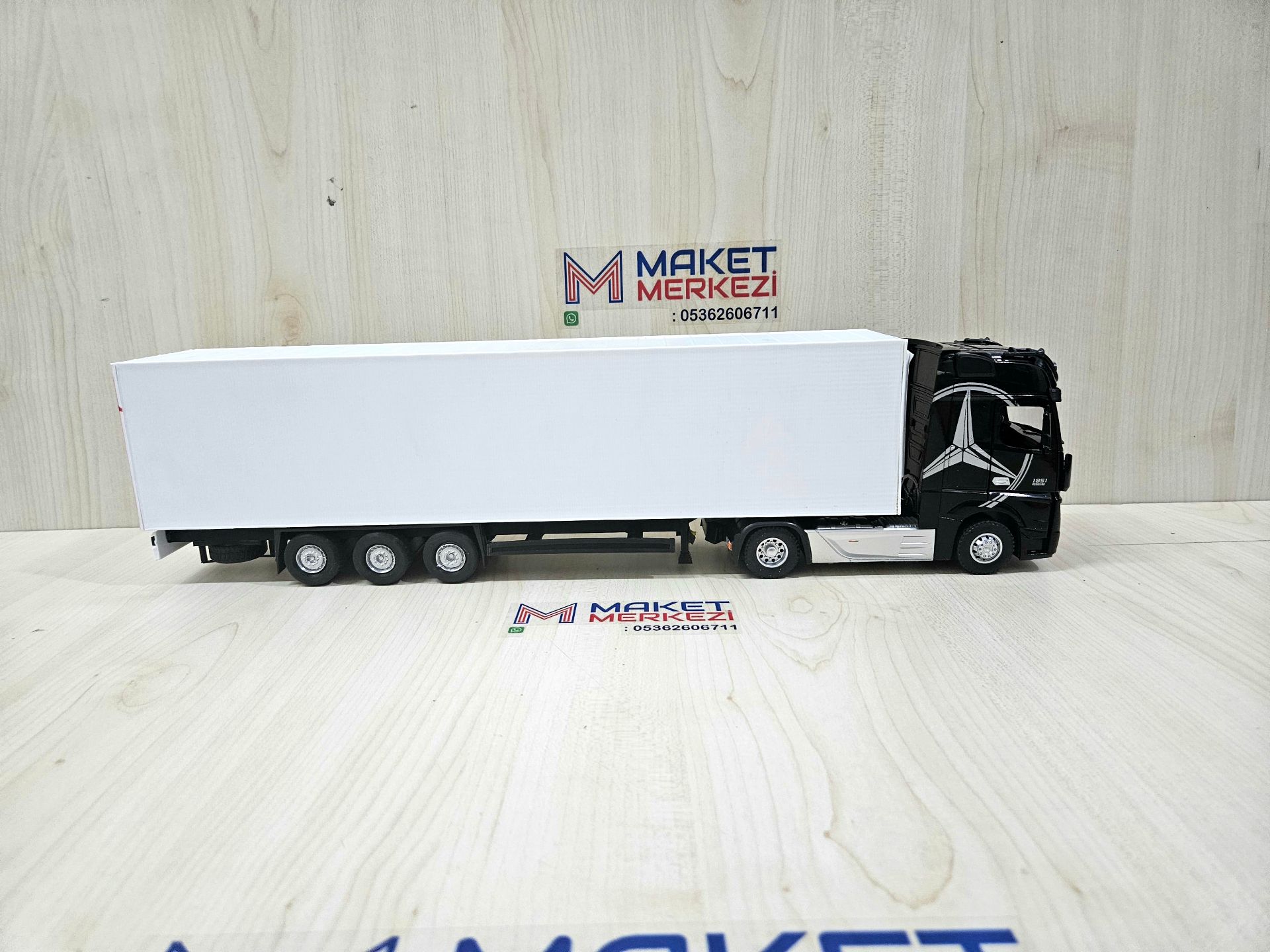 1/36 SİYAH MERCEDES ACTROS 1851 FRIGO DORSELİ TIR MAKETİ